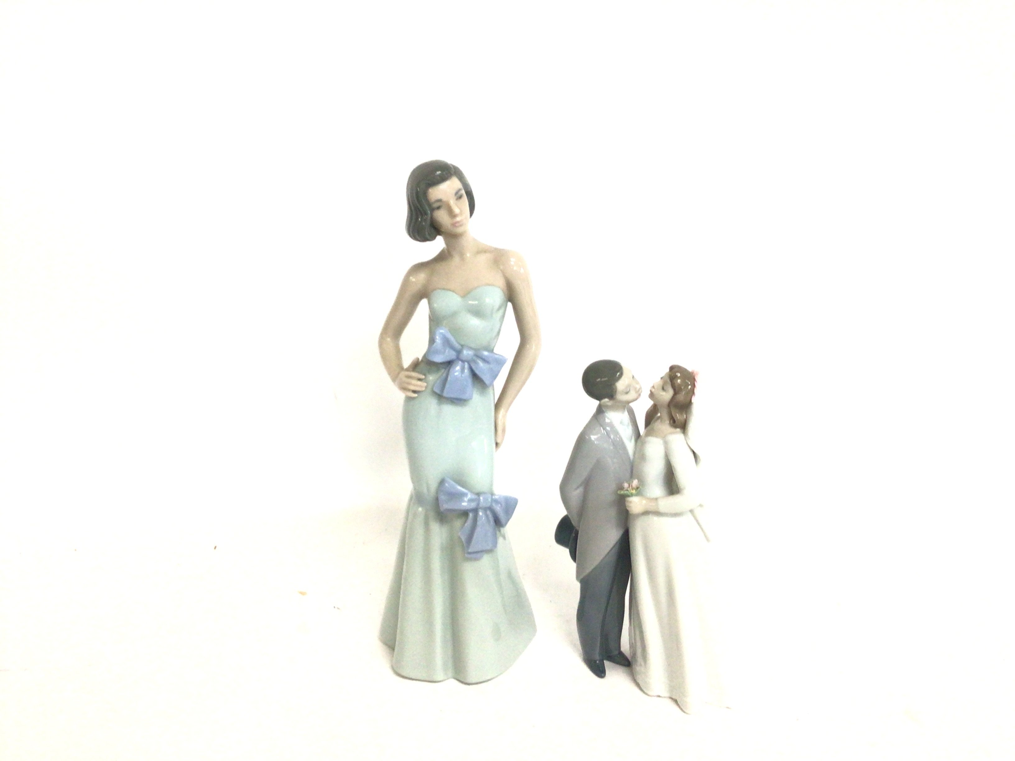 Porcelain figures, Lladro bride and groom figure w