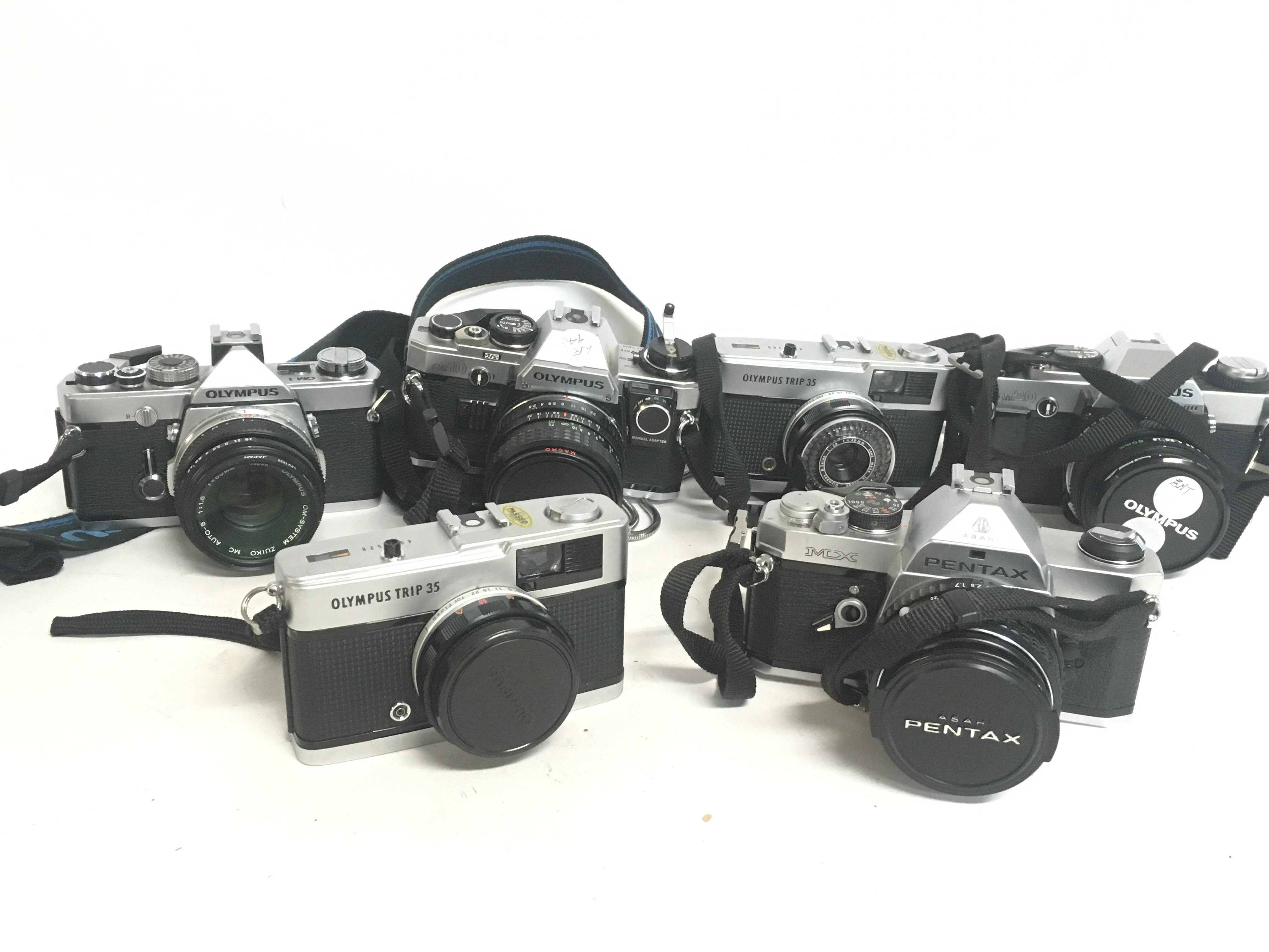 A collection of Vintage cameras and accessories in - Image 2 of 2