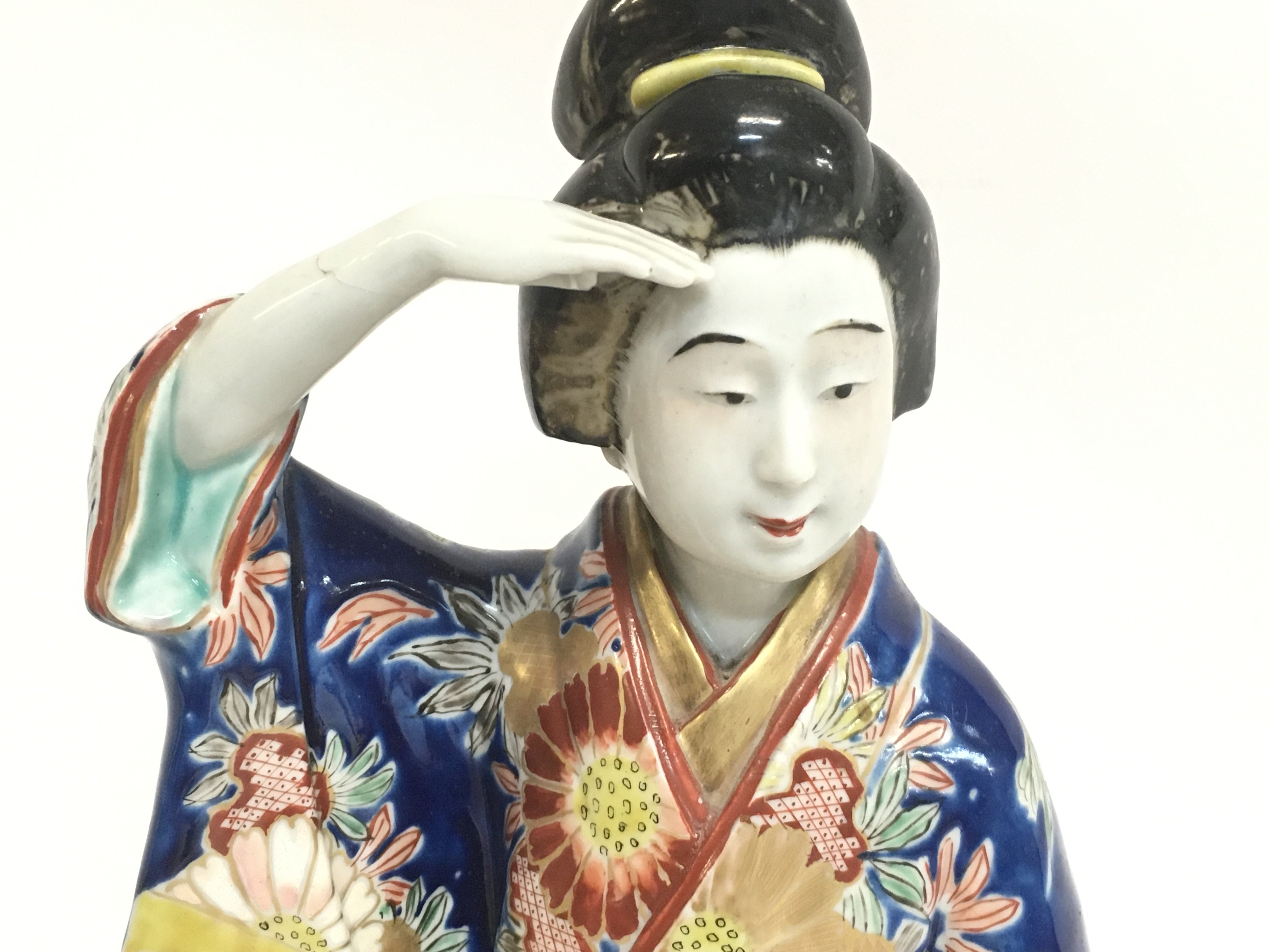 A large Japanese figure of a woman dressed in a ki - Image 2 of 5