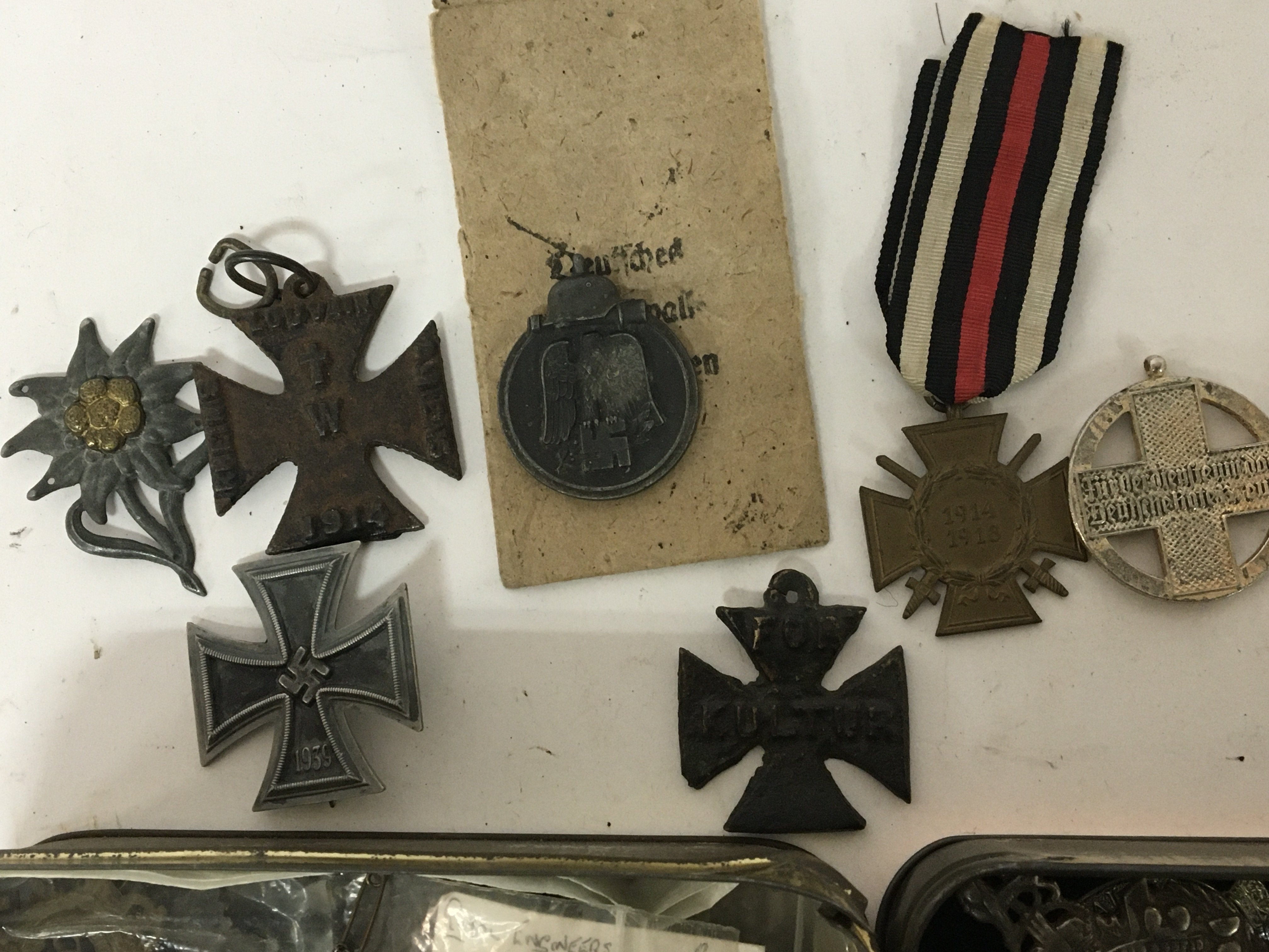 A collection of military badges and medals compris - Bild 2 aus 2