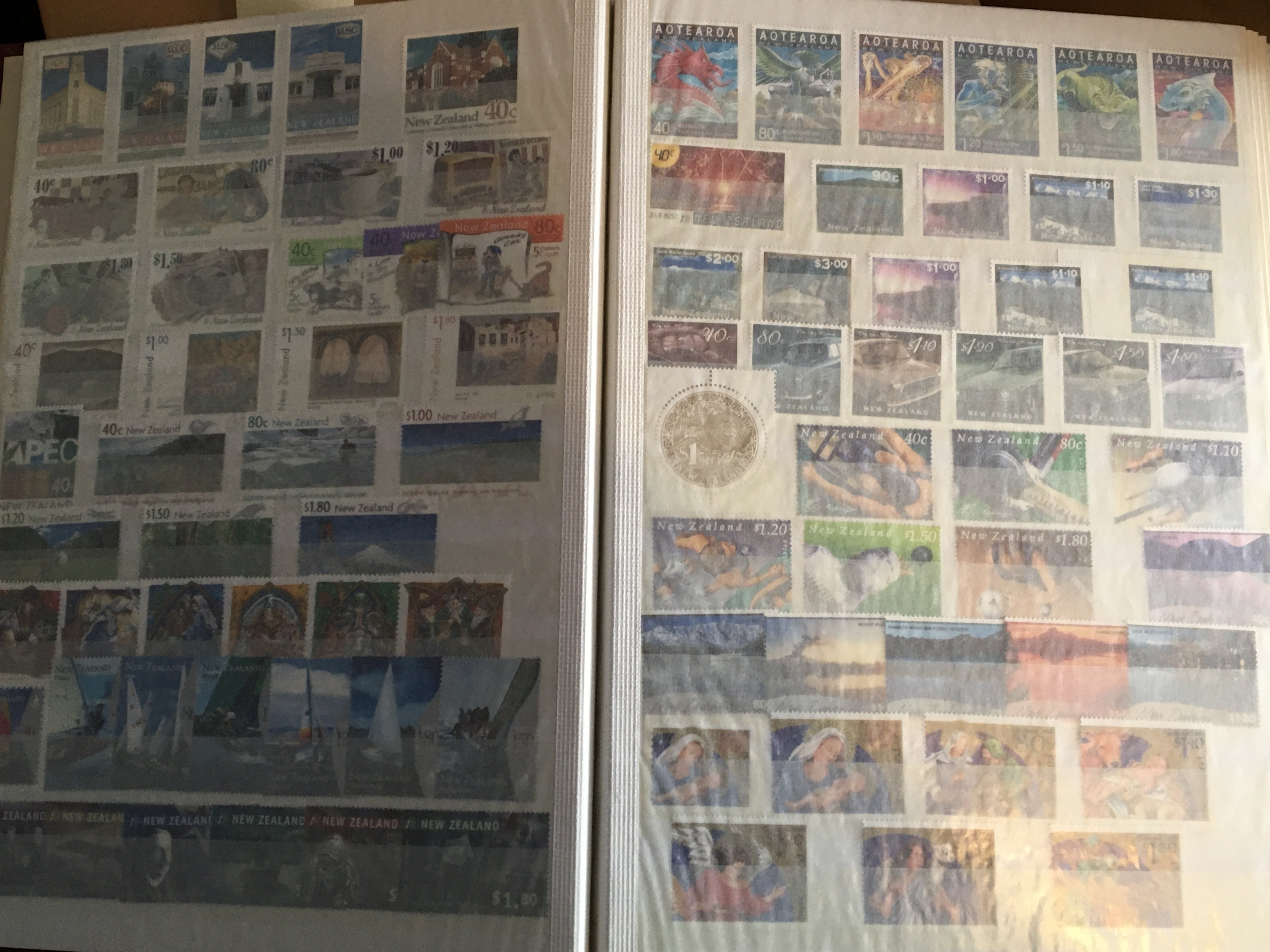 Five albums containing British commonwealth stamps - Bild 3 aus 4