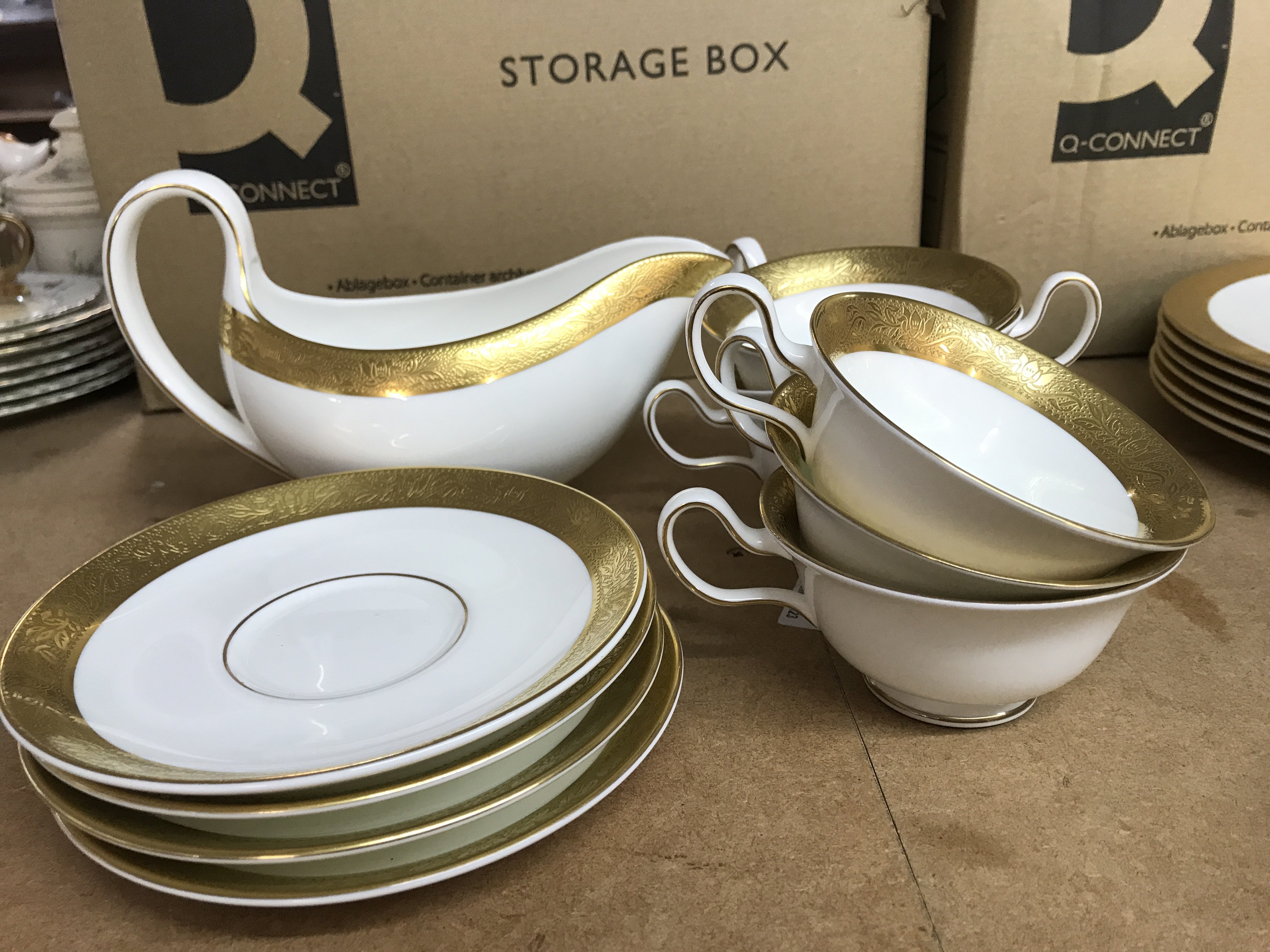 A Wedgwood Ascot dinner service comprising six cup