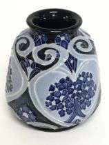 A Moorcroft forget me not vase, 8cm tall. No obvio