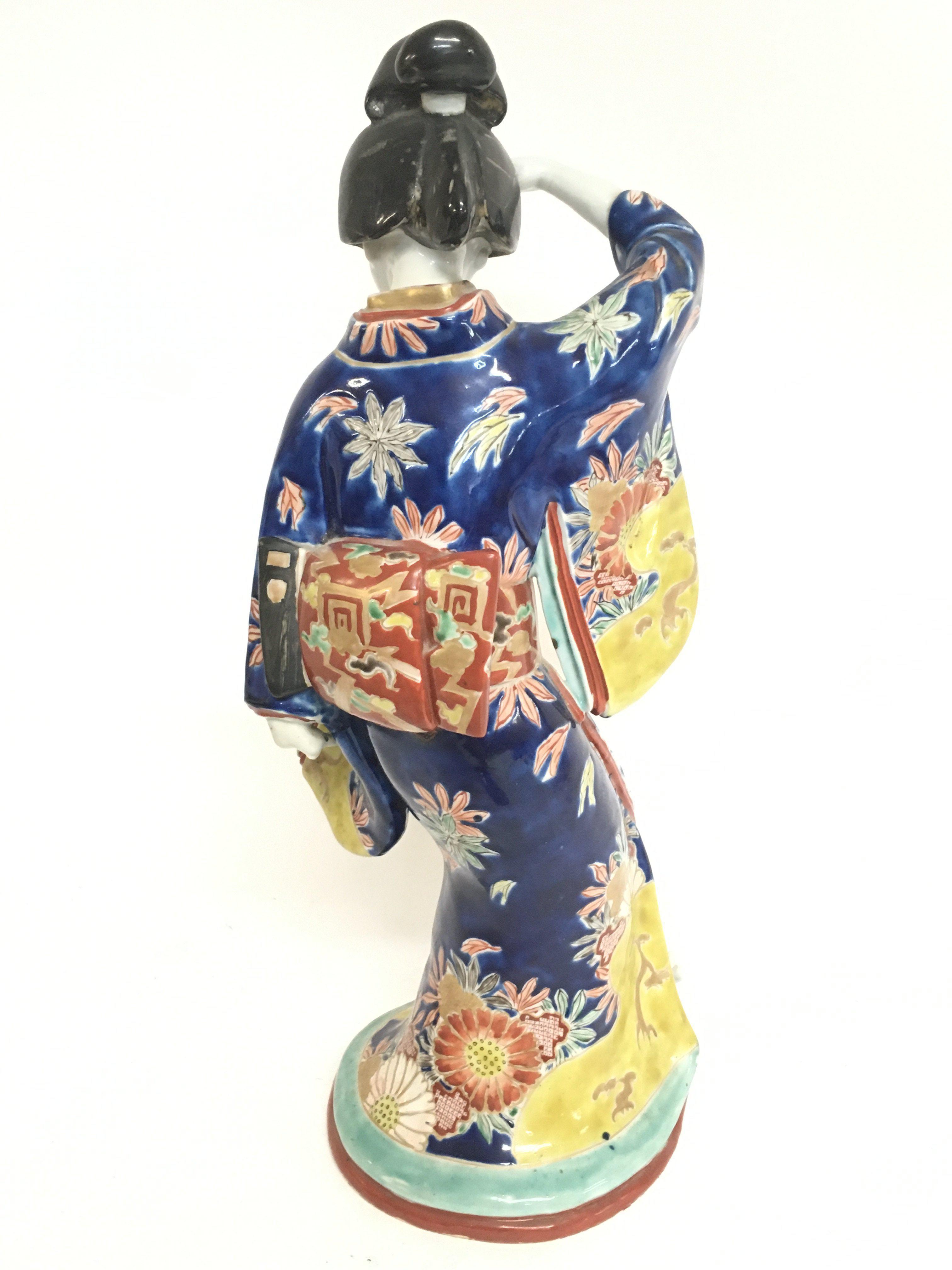 A large Japanese figure of a woman dressed in a ki - Image 3 of 5
