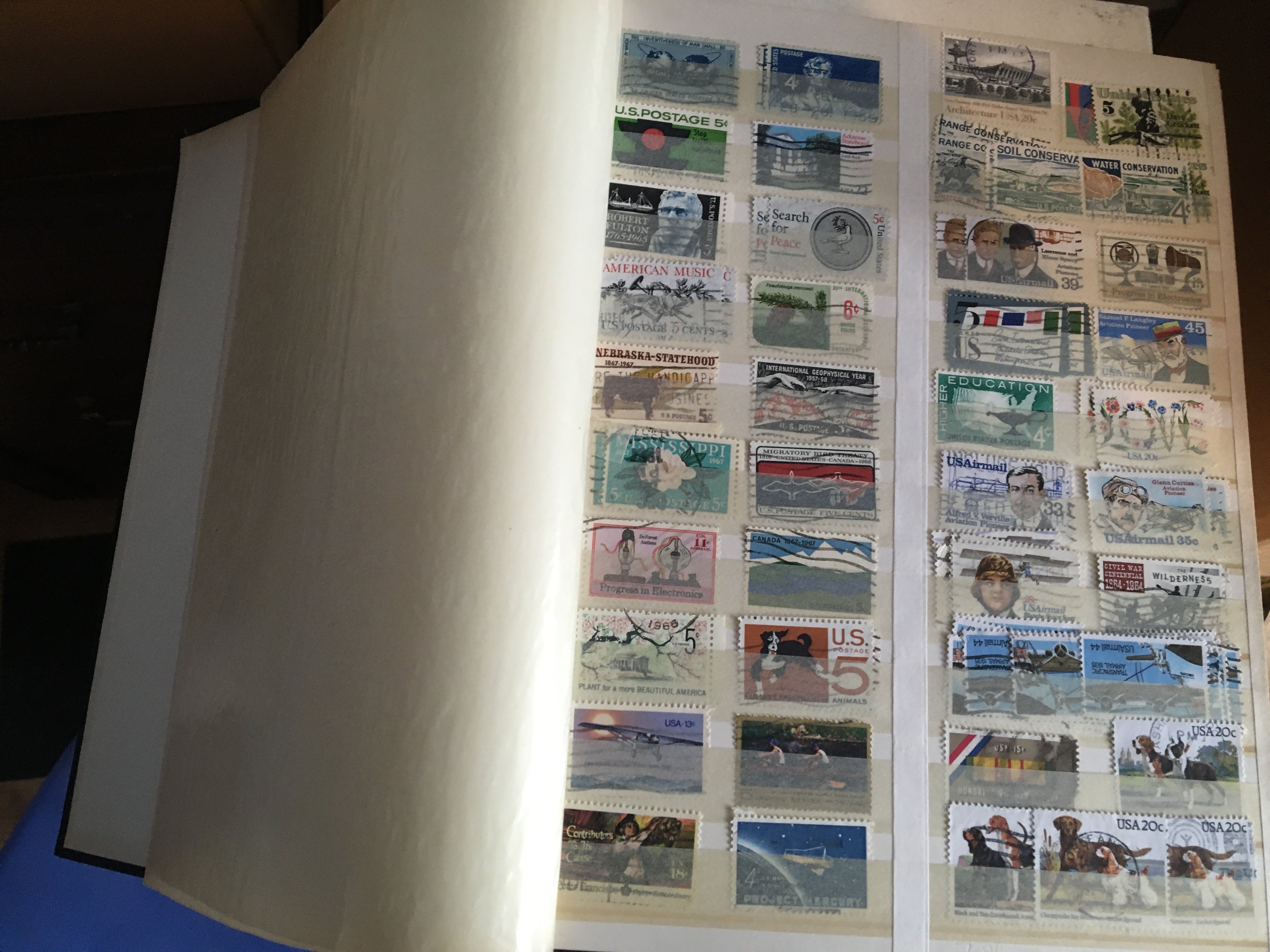A collection of seven albums of mixed world stamps - Bild 5 aus 5