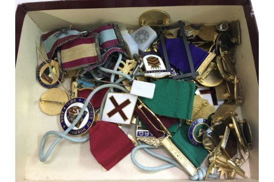 A box of vintage badges and medals including mason - Image 1 of 2