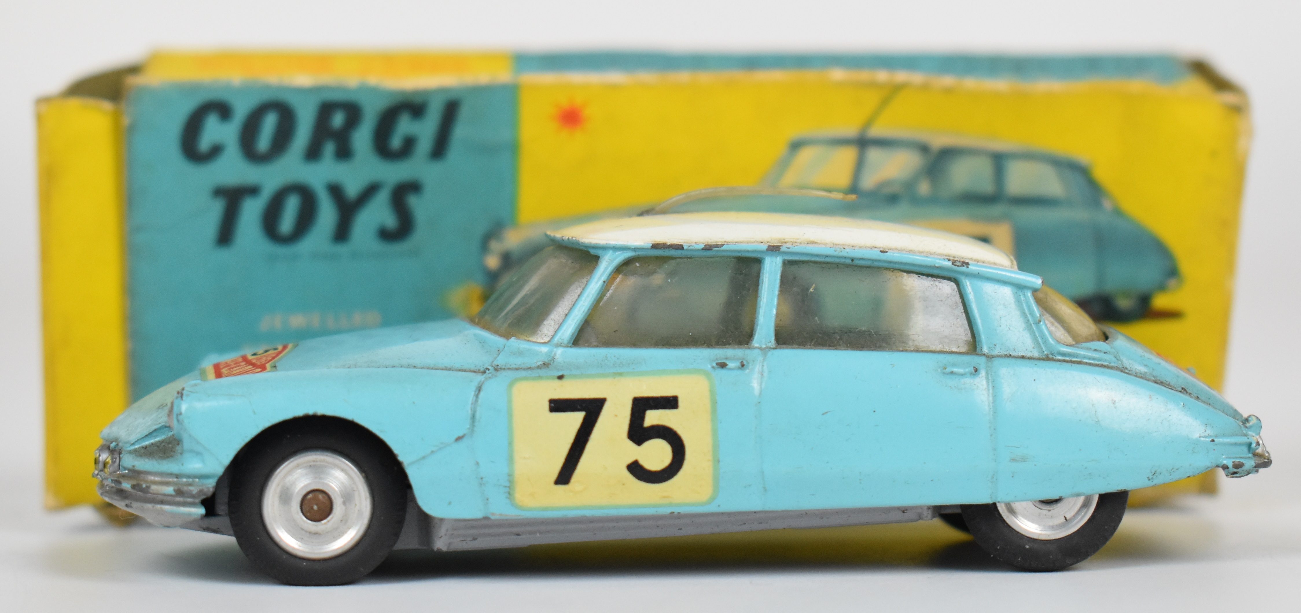 Corgi Toys diecast model Citroen DS19 in Monte-Carlo Trim with light blue body, white roof, lemon - Image 2 of 7