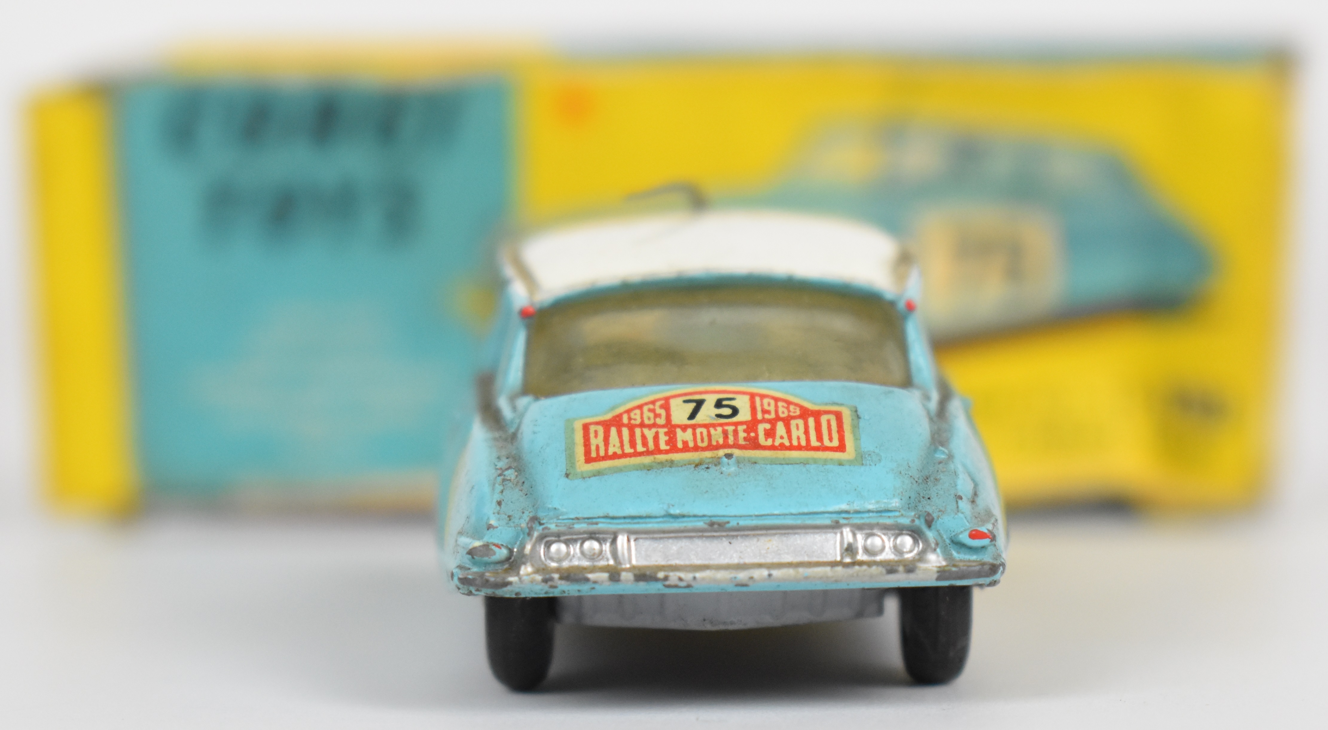 Corgi Toys diecast model Citroen DS19 in Monte-Carlo Trim with light blue body, white roof, lemon - Image 3 of 7