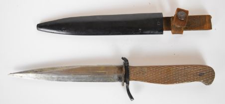 Possible WW1/WW2 fighting knife with chequered wooden grips, 14.5cm blade and metal scabbard. PLEASE