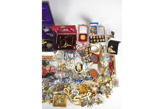 A collection of jewellery including vintage and Art Deco brooches, Monet and other vintage - Image 3 of 3