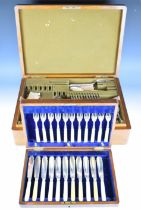 Walker & Hall silver plated 12 place setting canteen of Old English pattern cutlery, with lift out