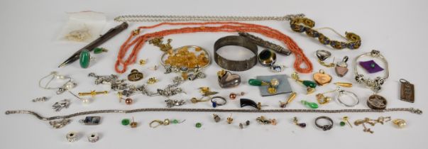 A collection of jewellery including coral necklace with 9ct gold clasp, citrine beads, Chinese