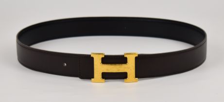 Hermès belt in dark brown leather with signature buckle, overall length 95cm