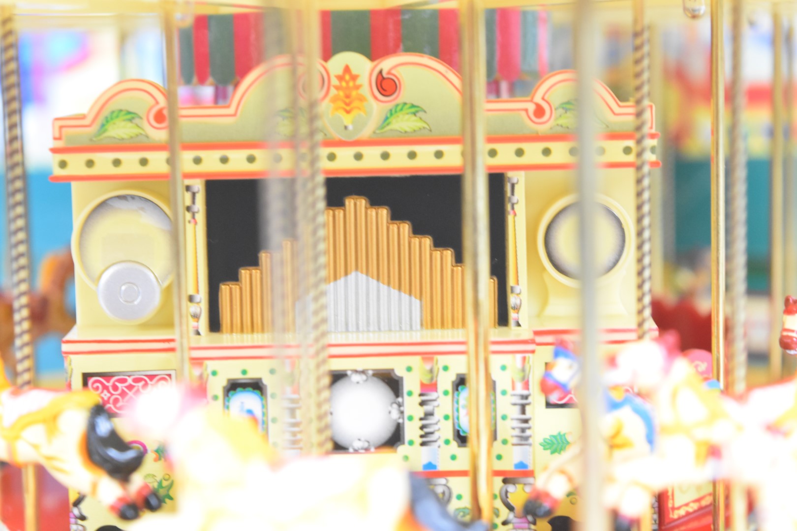 Corgi Fairground Attractions The South Down Gallopers 1:50 scale diecast model carousel, CC20401, in - Image 3 of 6