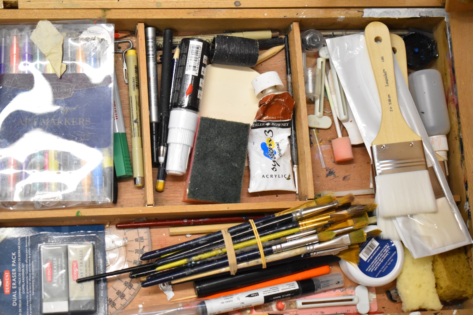 Large collection of artist's materials, brushes, acrylics, palettes, Winsor and Newton easels, lay - Image 8 of 10