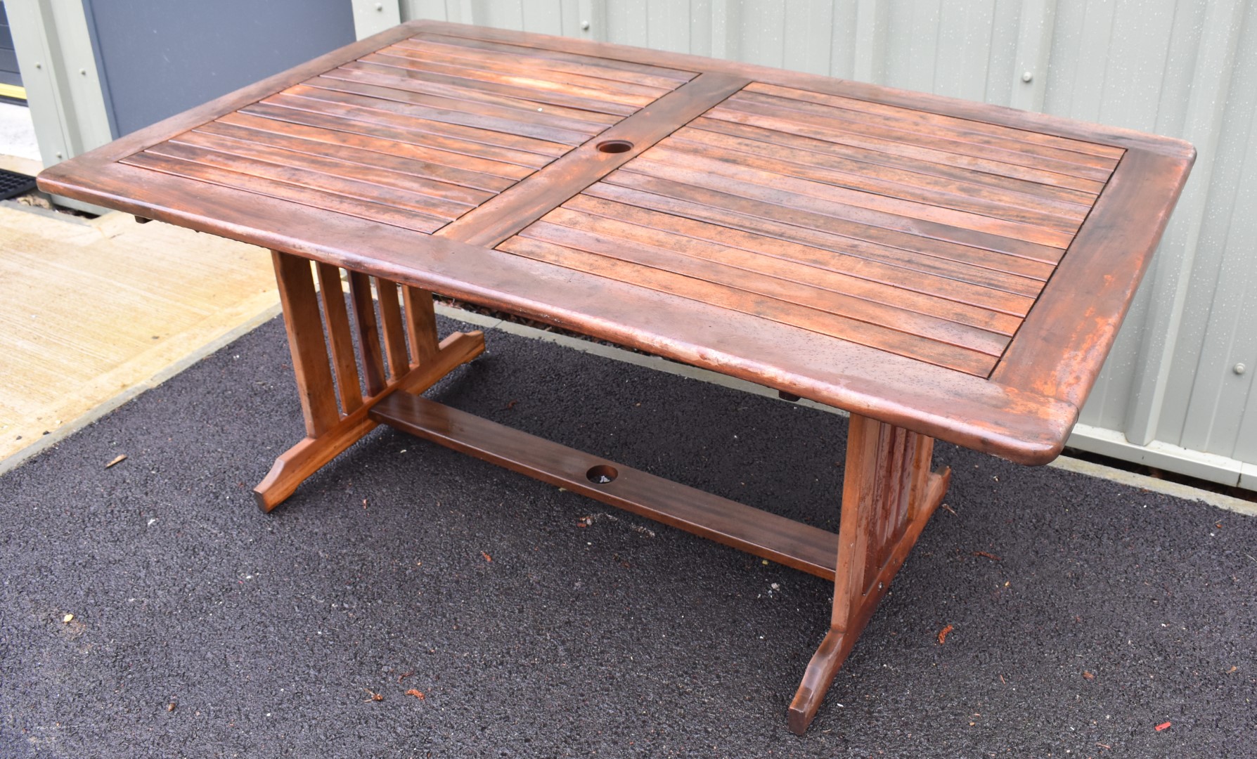 Teak garden table and six (2+4) folding chairs by Alexander Rose, table L165 x W100 x H72cm - Image 3 of 6