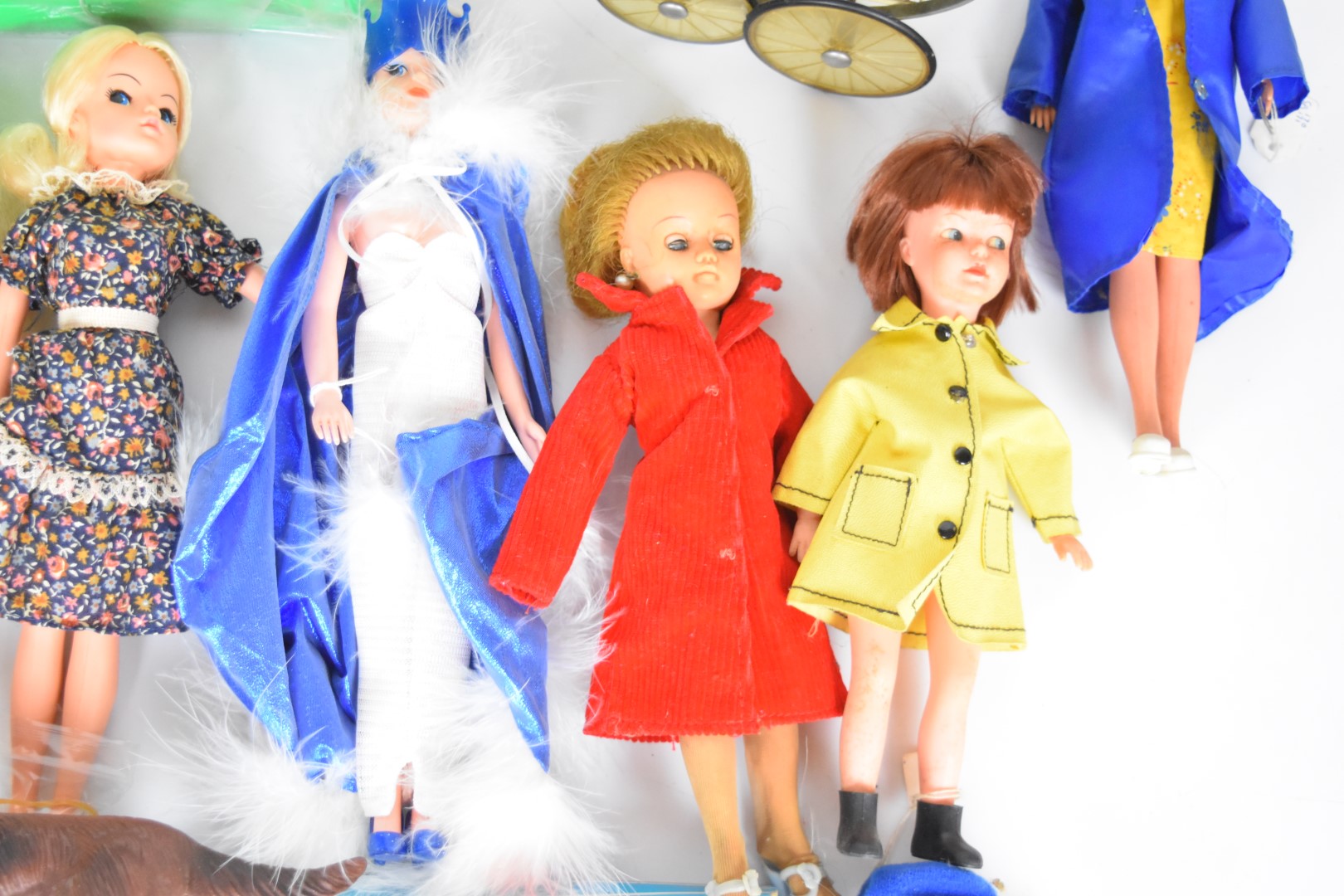 A collection of vintage Sindy dolls, clothing and accessories by Pedigree to include Sindy, Paul and - Image 3 of 7