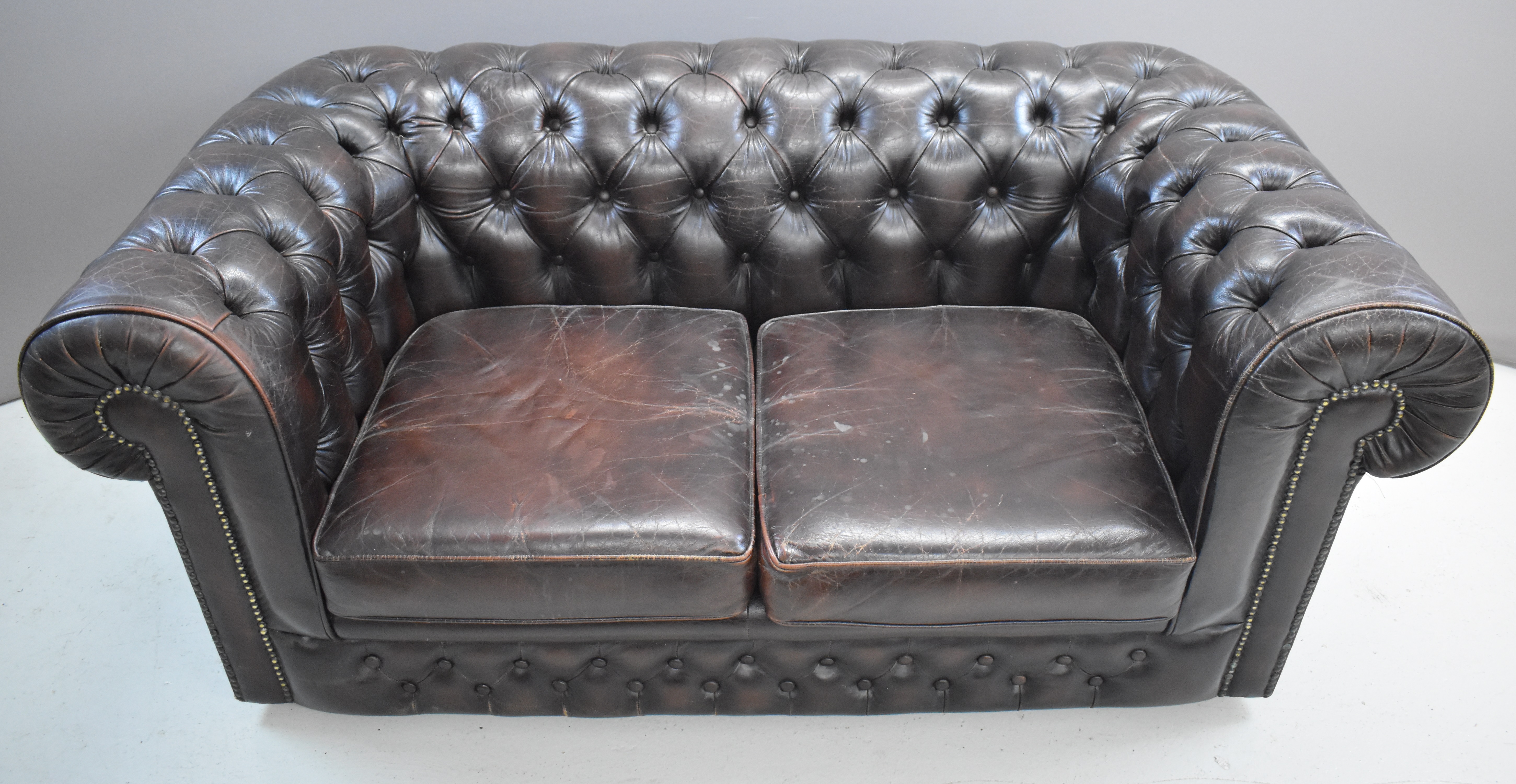 Brown leather Chesterfield two seater sofa, width 160 x height 70cm - Image 2 of 4