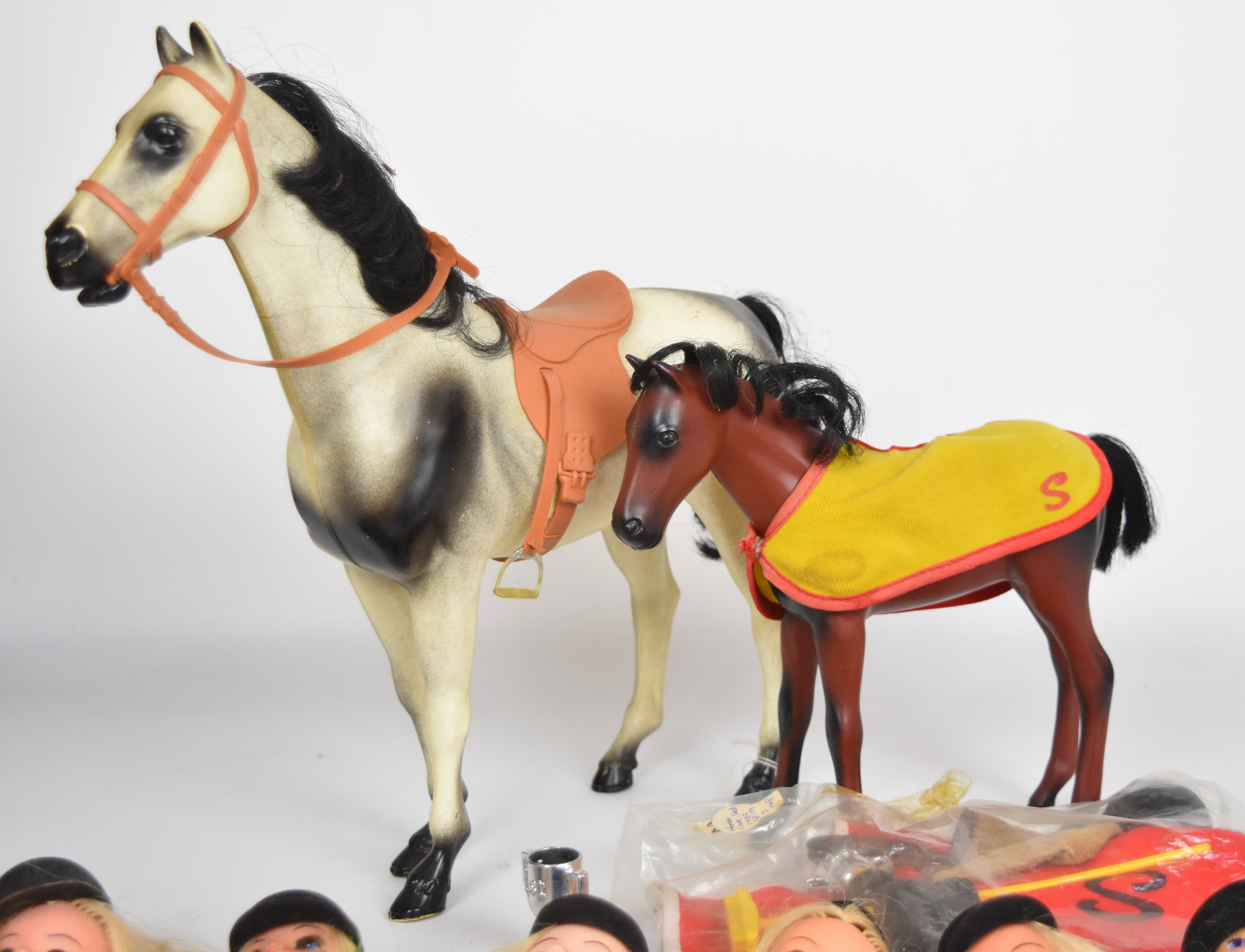 Ten vintage Sindy dolls by Pedigree dressed in 1980's equestrian outfits together with two horses - Image 4 of 4