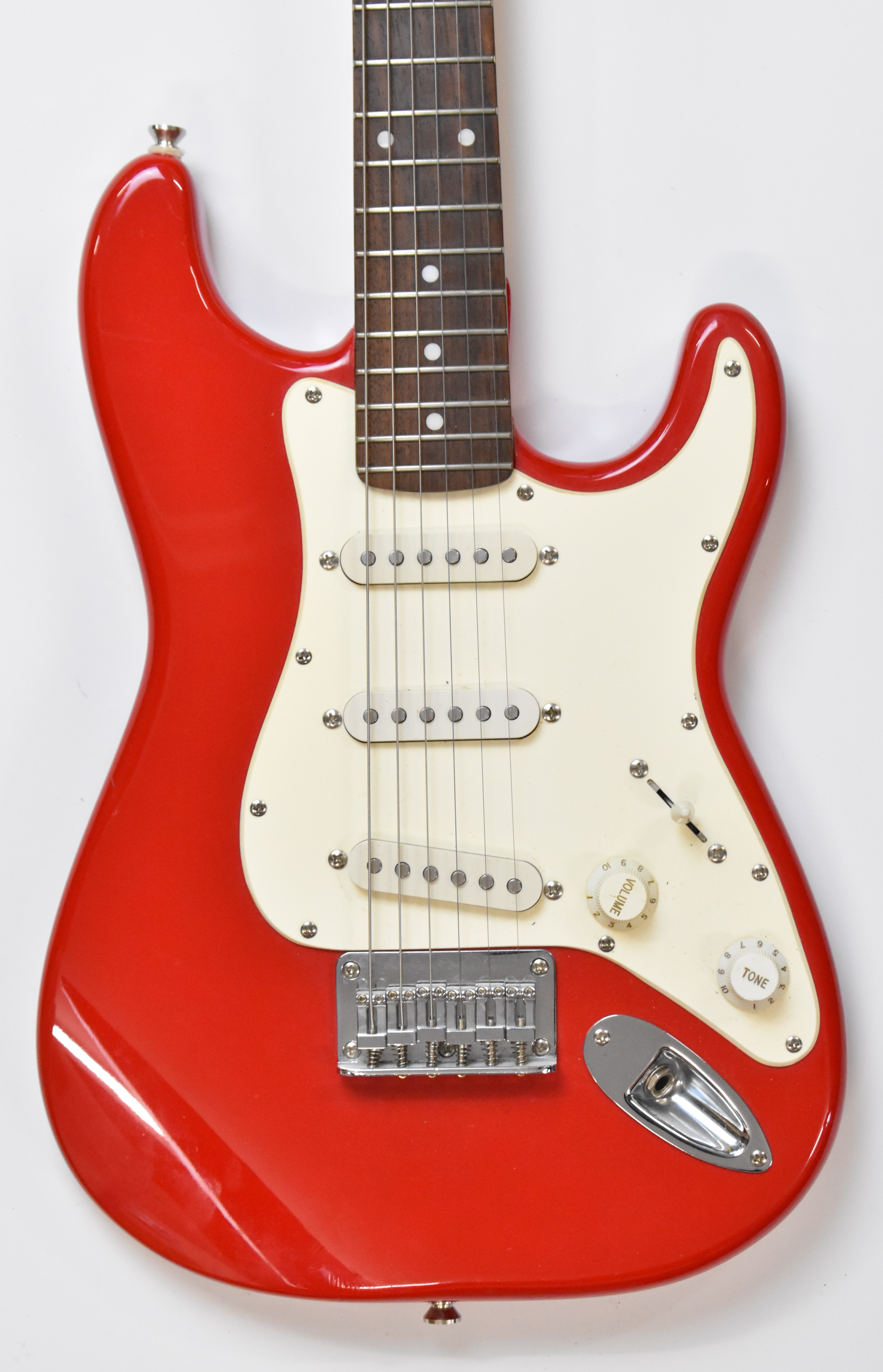 Squire Mini Stratocaster ¾ size electric guitar by Fender, with 20 frets and red finish, serial - Image 2 of 6