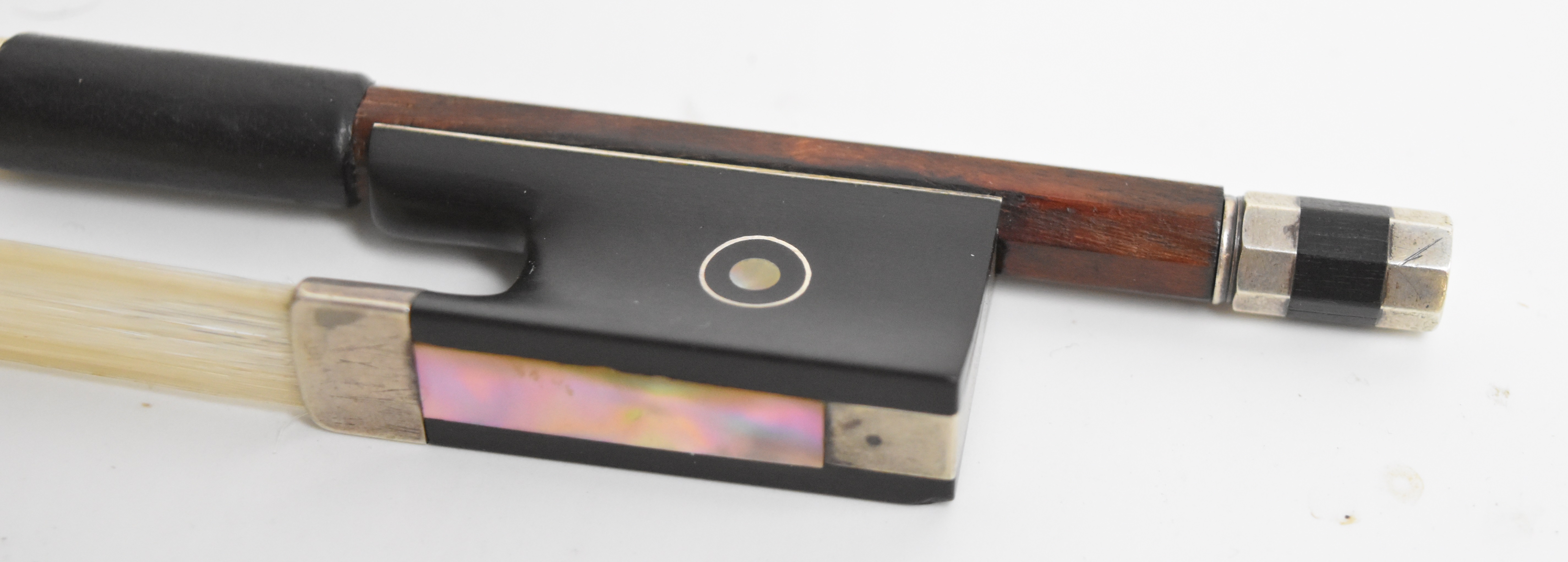 Pernambuco violin bow with ebony frog, faux ivory tip, mother of pearl inlay and silver fittings, - Bild 2 aus 4
