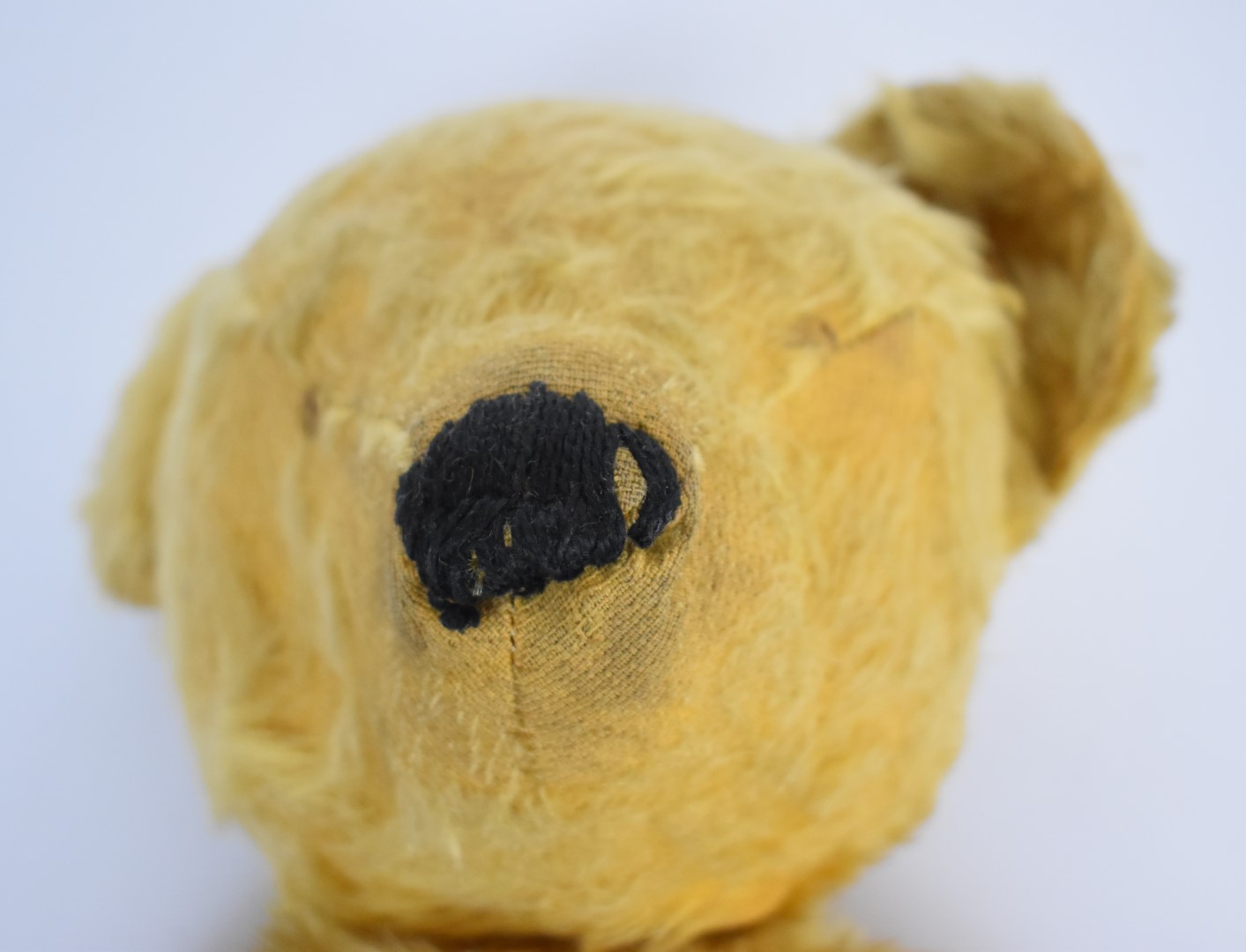 Merrythought Teddy bear with blonde mohair, disc joints, button in ear, shaved snout and stitched - Image 4 of 4