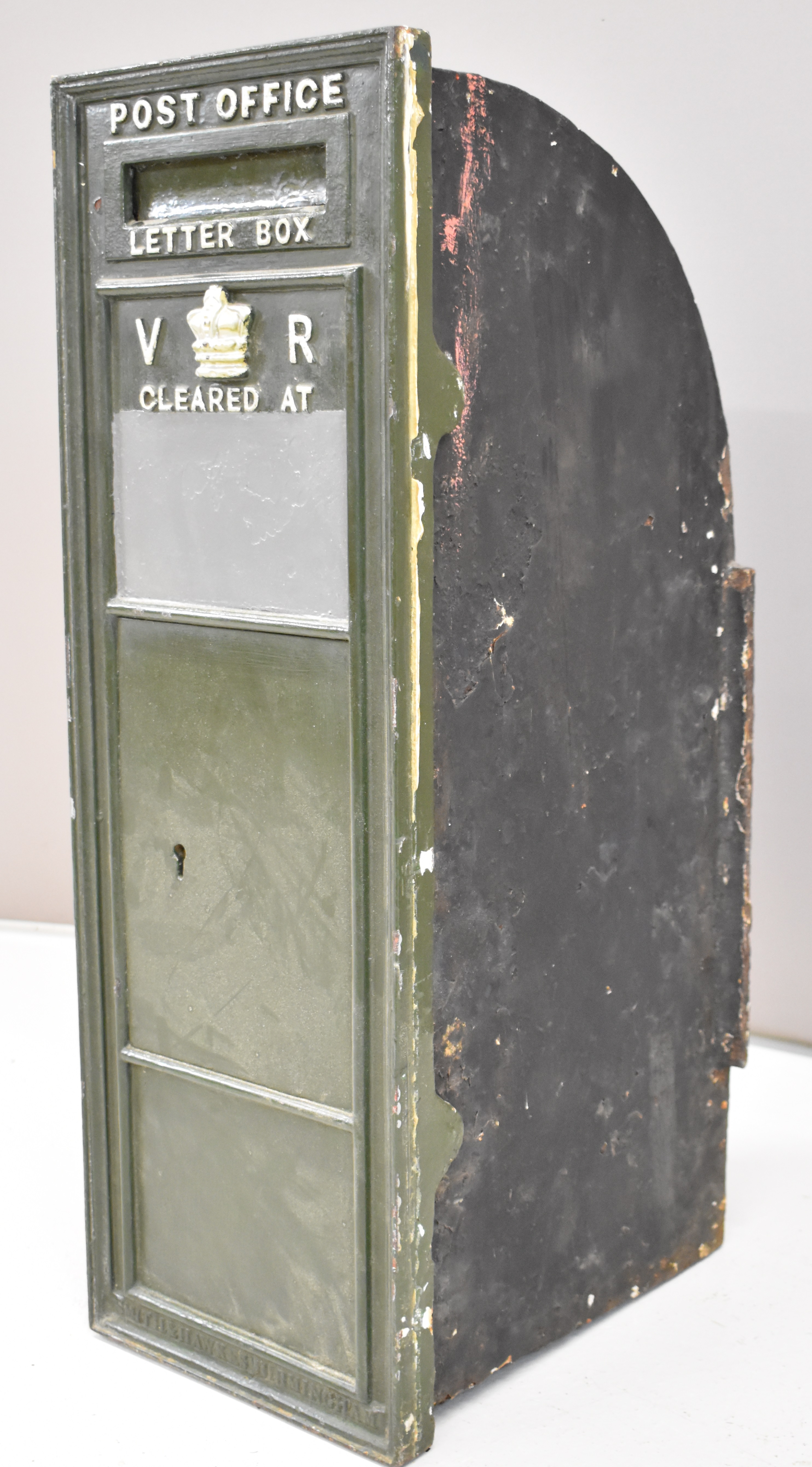 Victorian WB72 cast iron wall mounted letter box with VR cypher and crown to door, without hood - Image 3 of 6