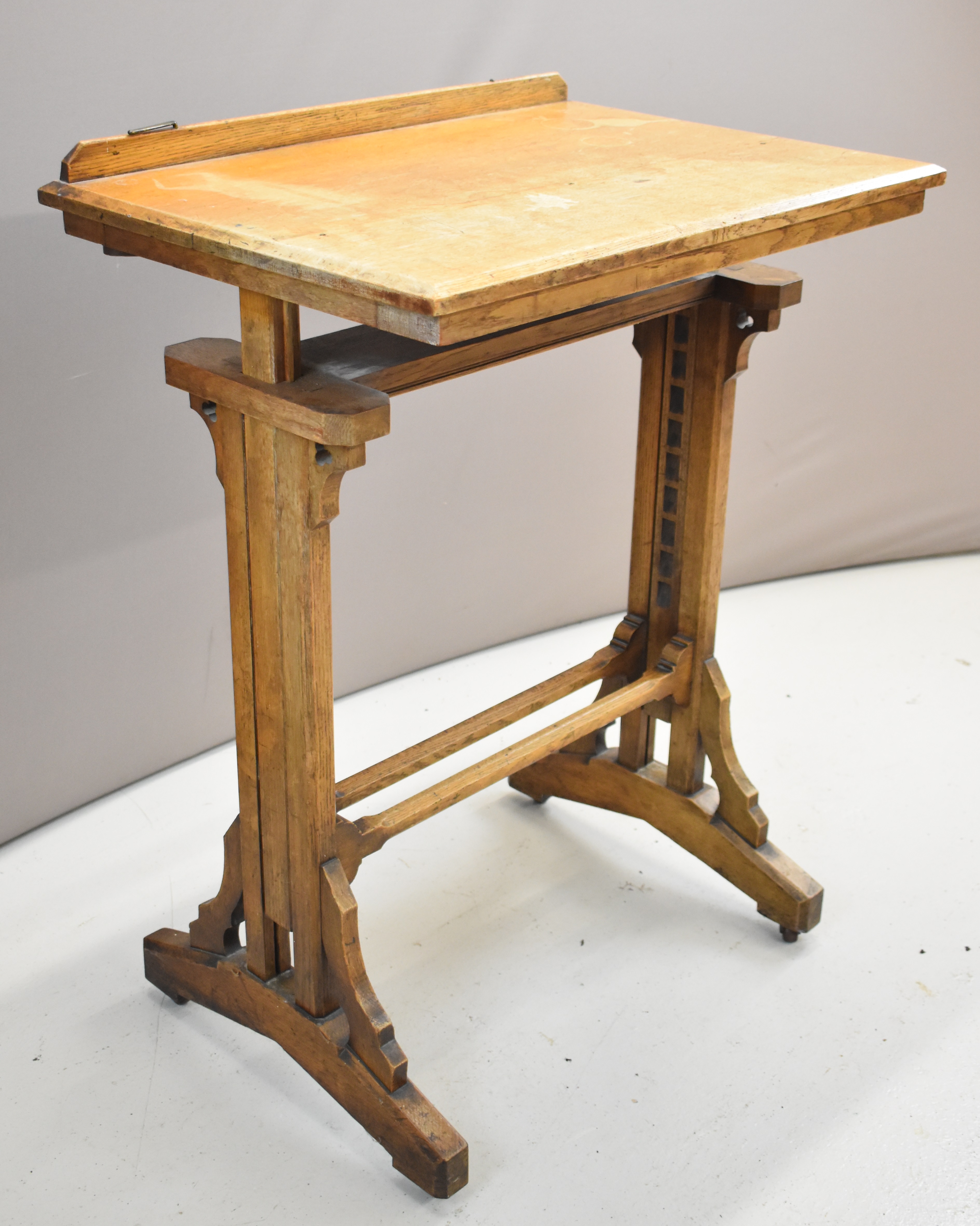 Victorian oak Gothic or Arts & Crafts style lectern with adjustable height and angle, minimum height - Image 3 of 3