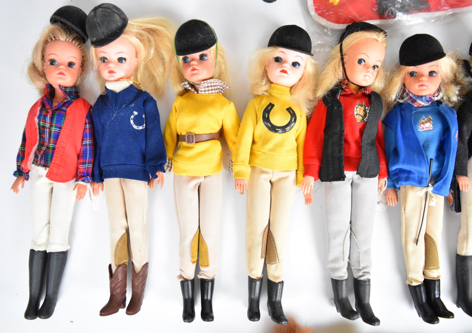 Ten vintage Sindy dolls by Pedigree dressed in 1980's equestrian outfits together with two horses - Image 2 of 4