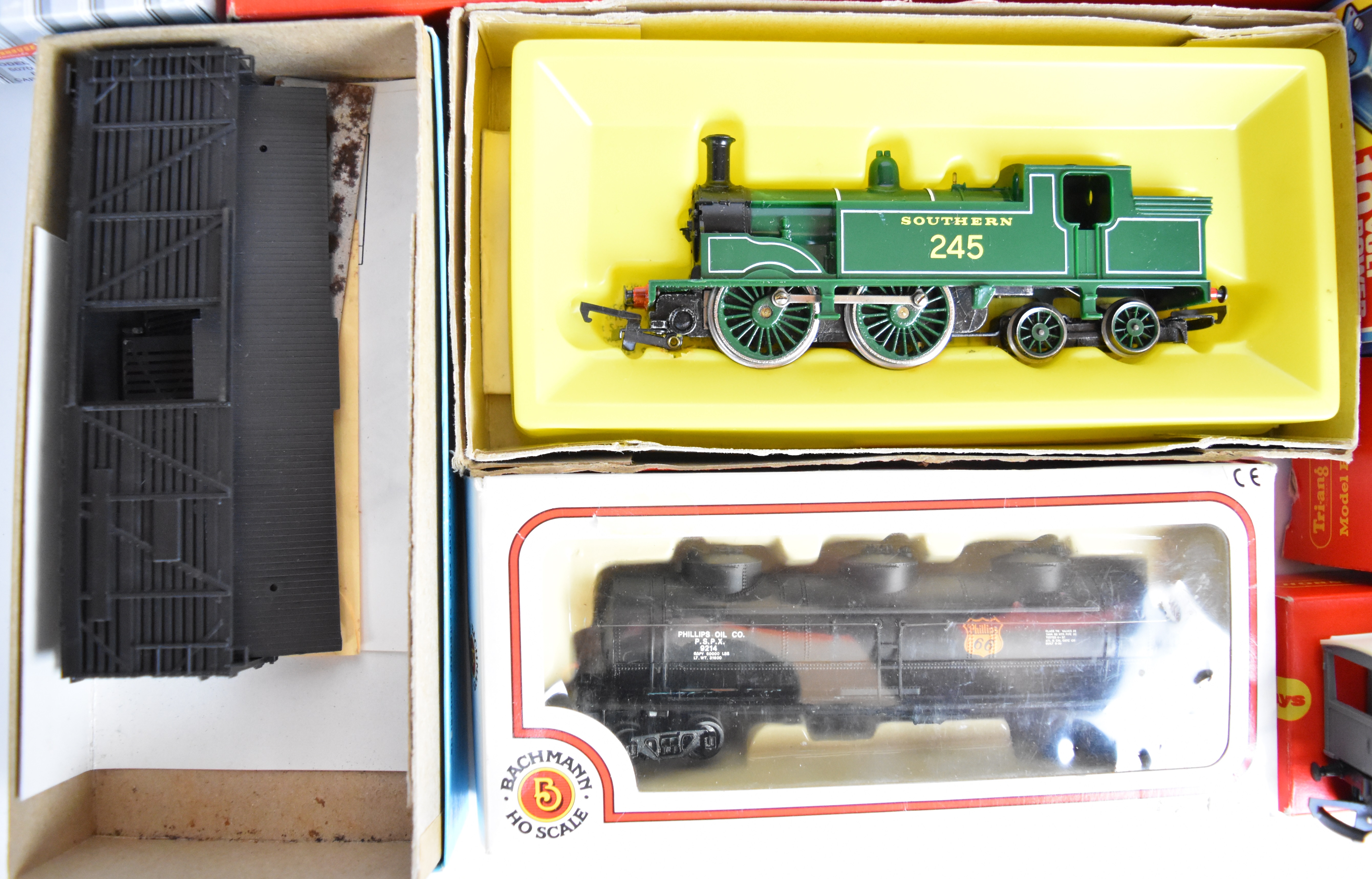 A collection of 00 and H0 gauge model railway locomotives and wagons to include Hornby R868 0-4-4 - Image 5 of 5