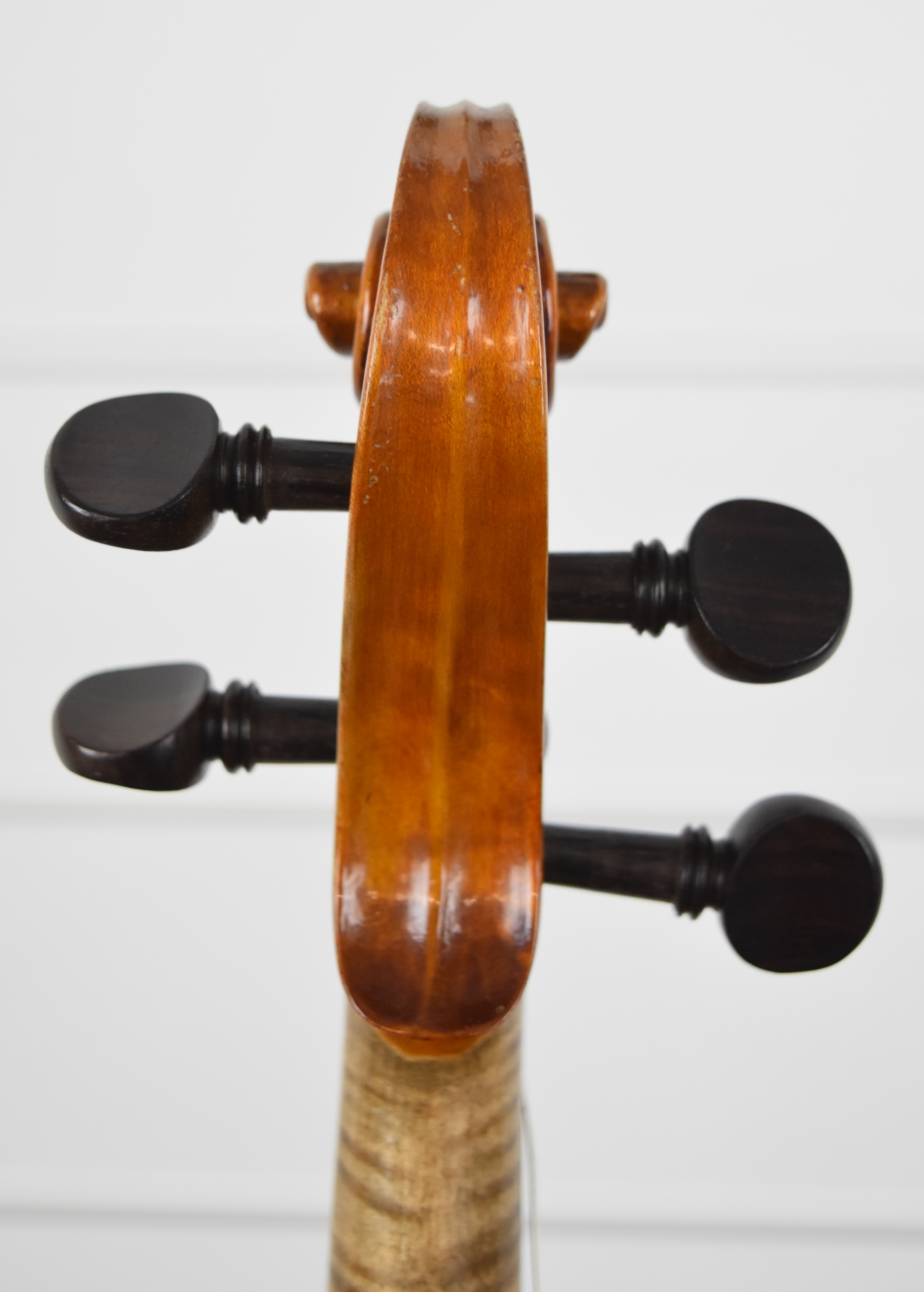 German 1920s two-piece back violin bearing the label Carl Meyer Voigtlandiches Fabrikat no 2006, - Image 8 of 9