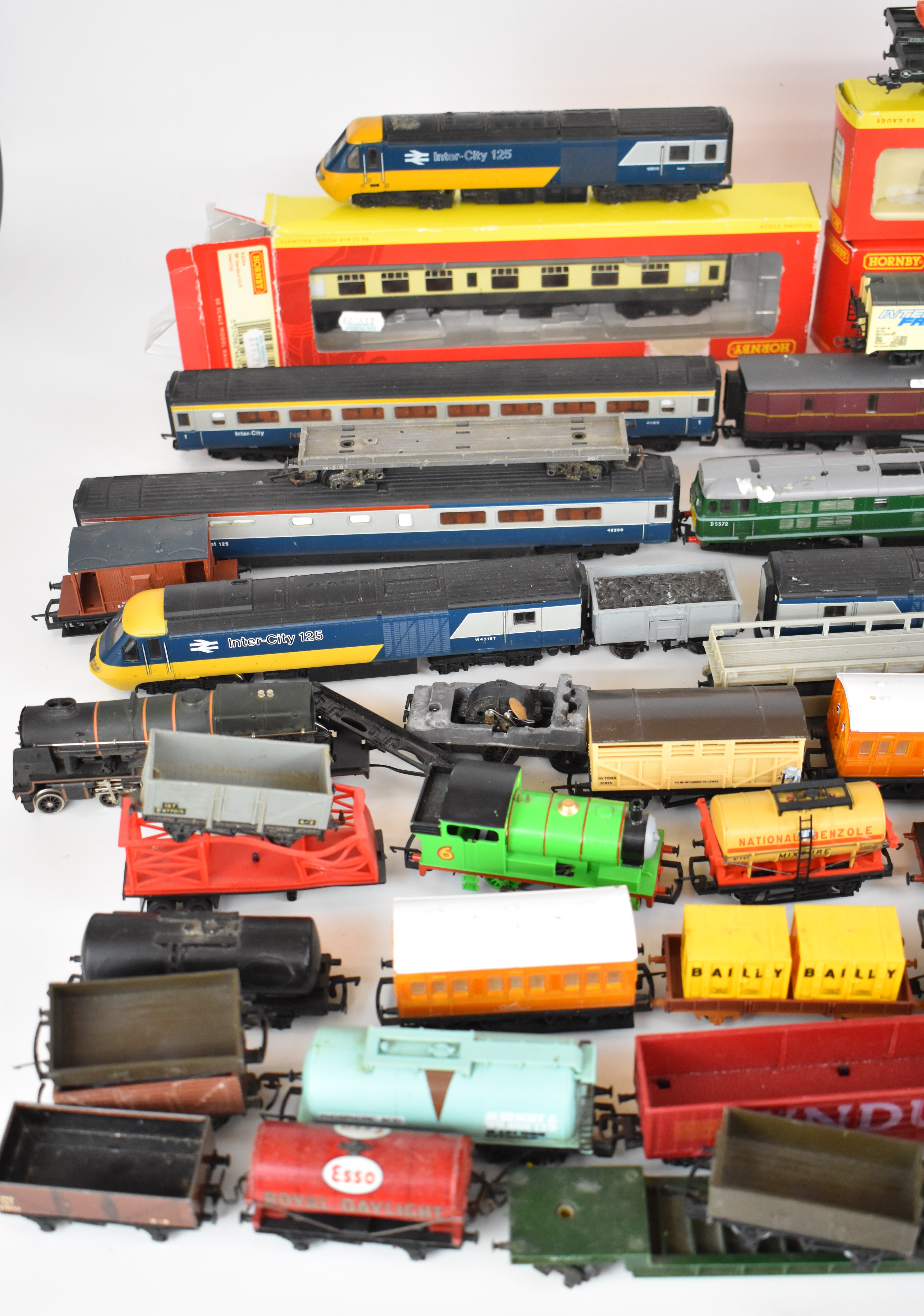 A collection of 00 gauge model railway locomotives, passenger carriages and goods wagons to - Image 2 of 3