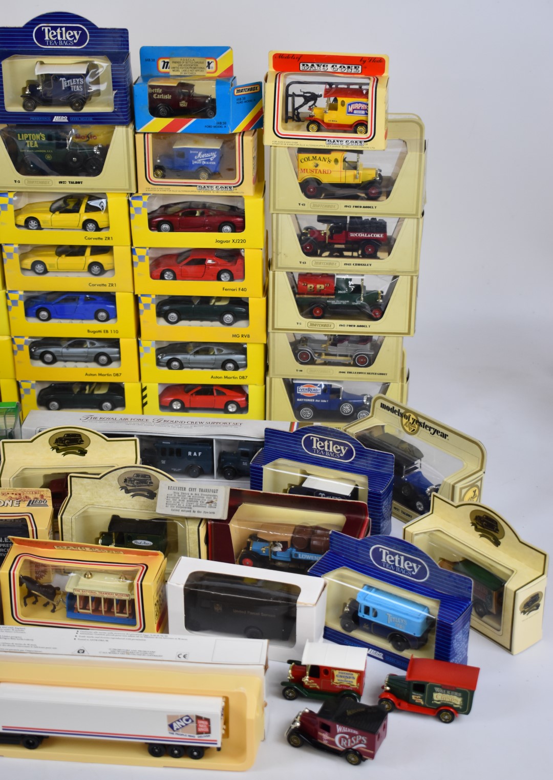 Over fifty diecast model cars to include Maisto, Models of Yesteryear and Days Gone, all in original - Bild 3 aus 4