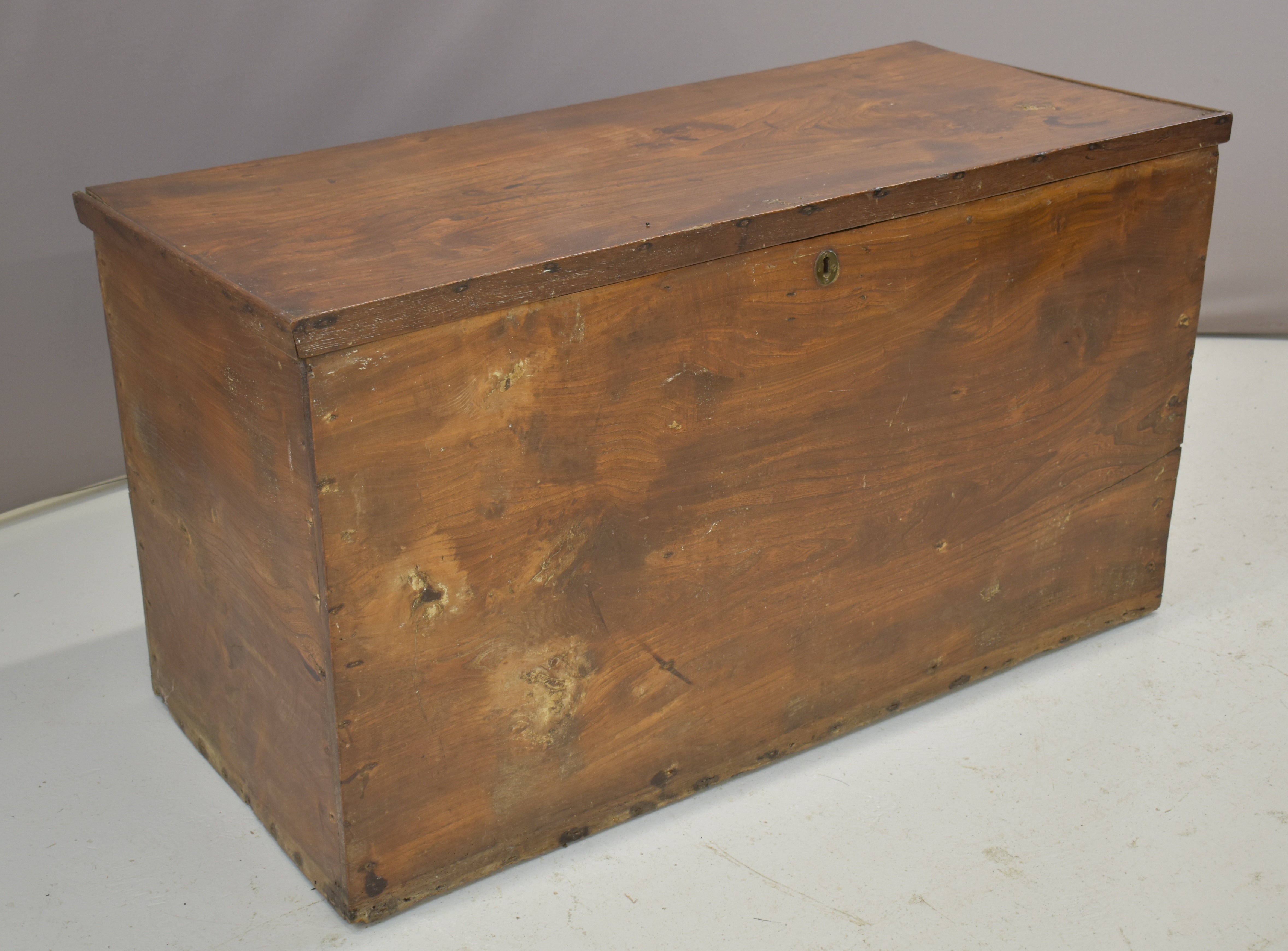 18th / 19thC elm trunk made with single planks, W121 x D55 x H67.5cm - Bild 2 aus 6