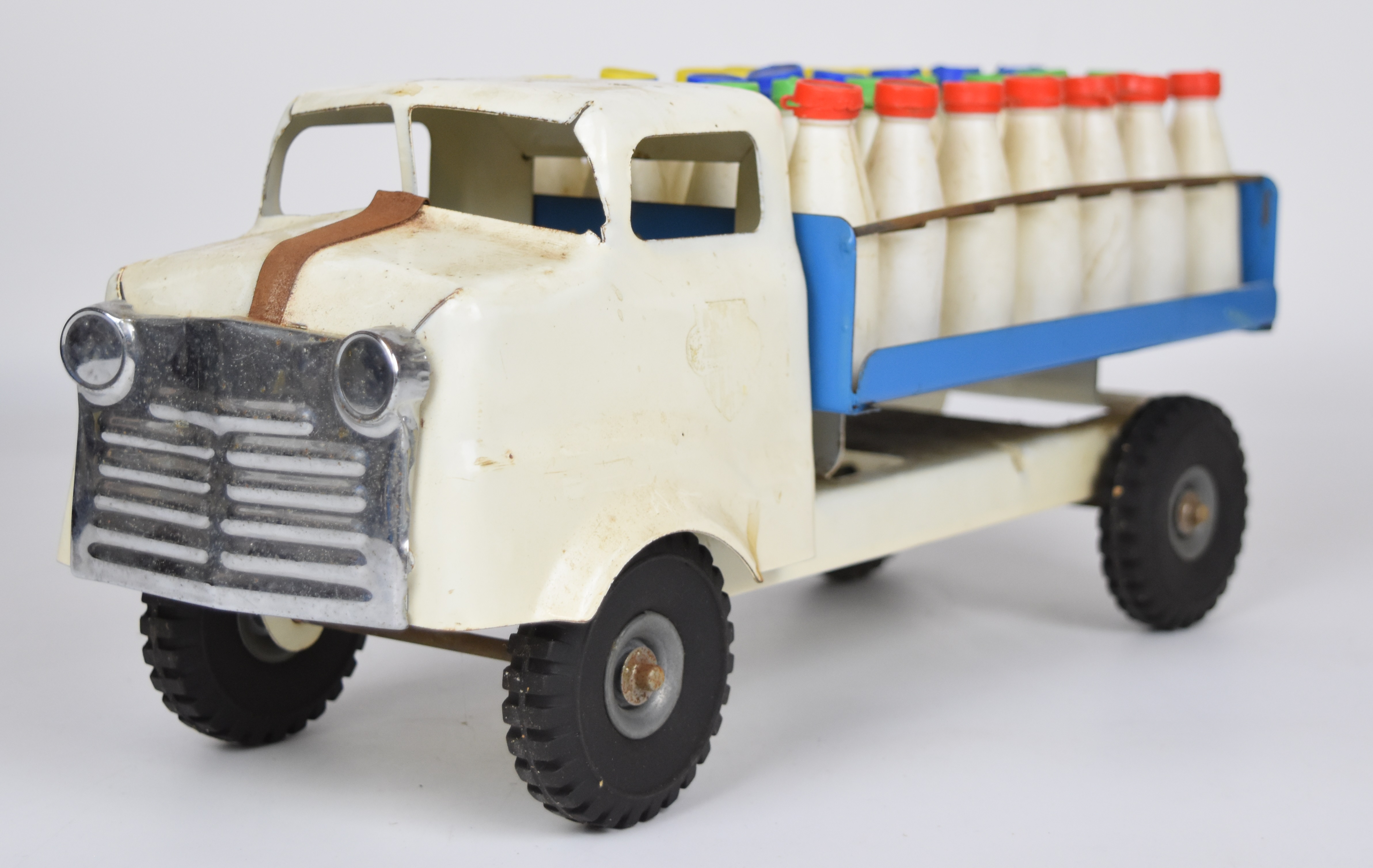 Tri-ang pressed steel milk truck or float with white cab and blue bed, complete with milk bottles. - Image 2 of 4
