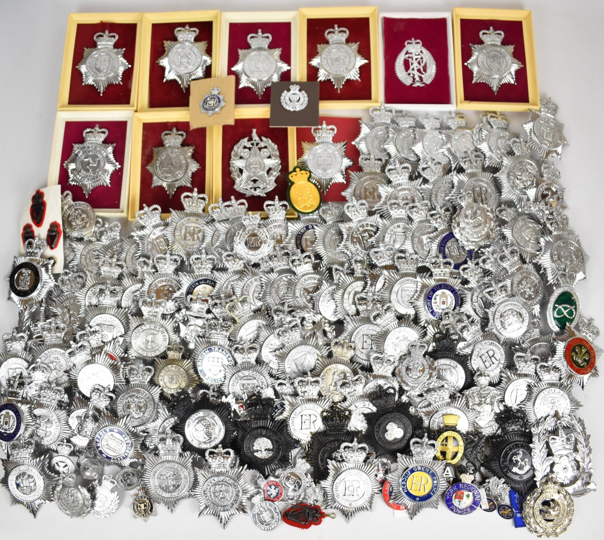 Approximately 250 Police badges, helmet plates and cloth insignia including Royal Ulster - Image 4 of 8
