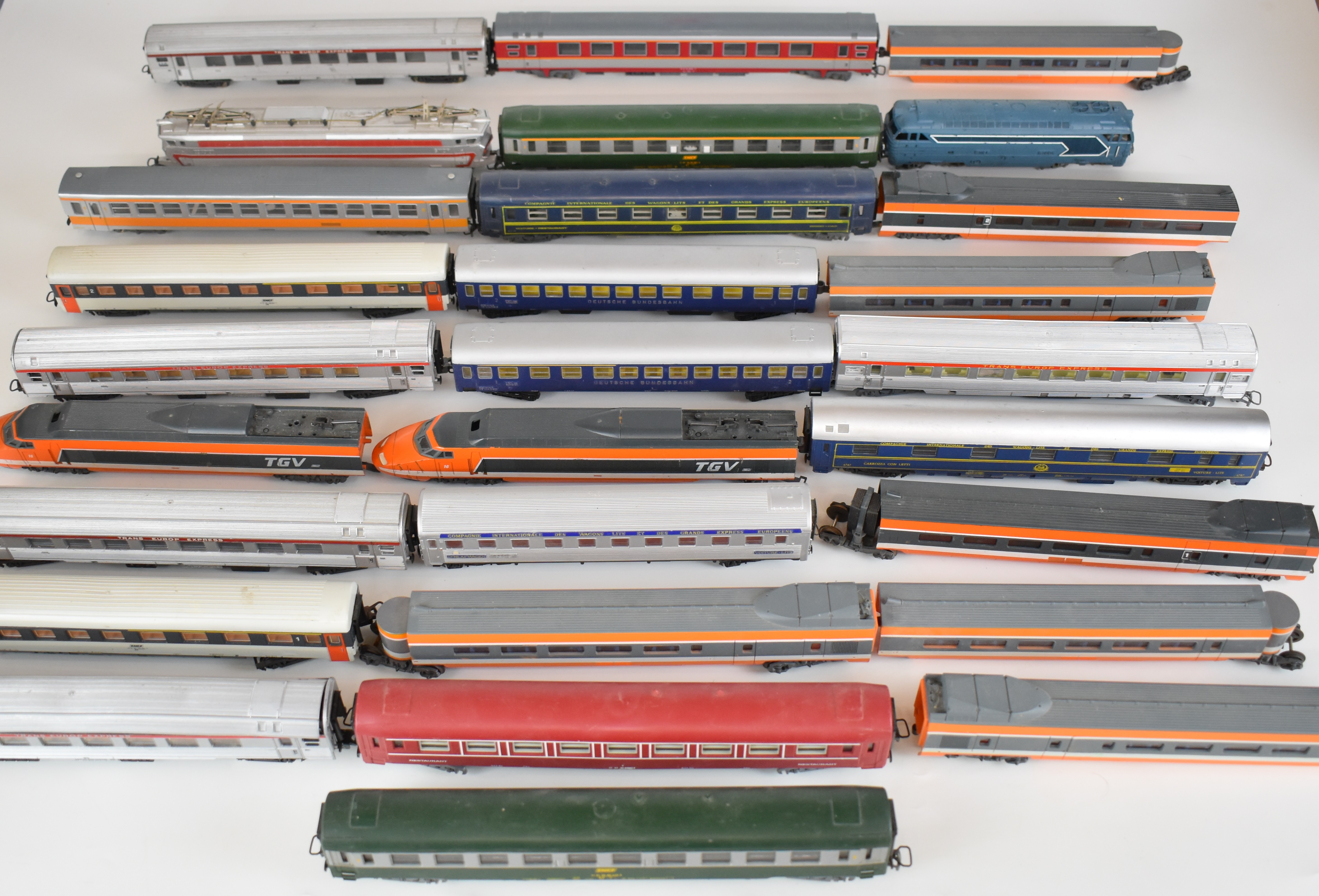 Two Lima H0 gauge model railway locomotives together with twenty-six European passenger carriages