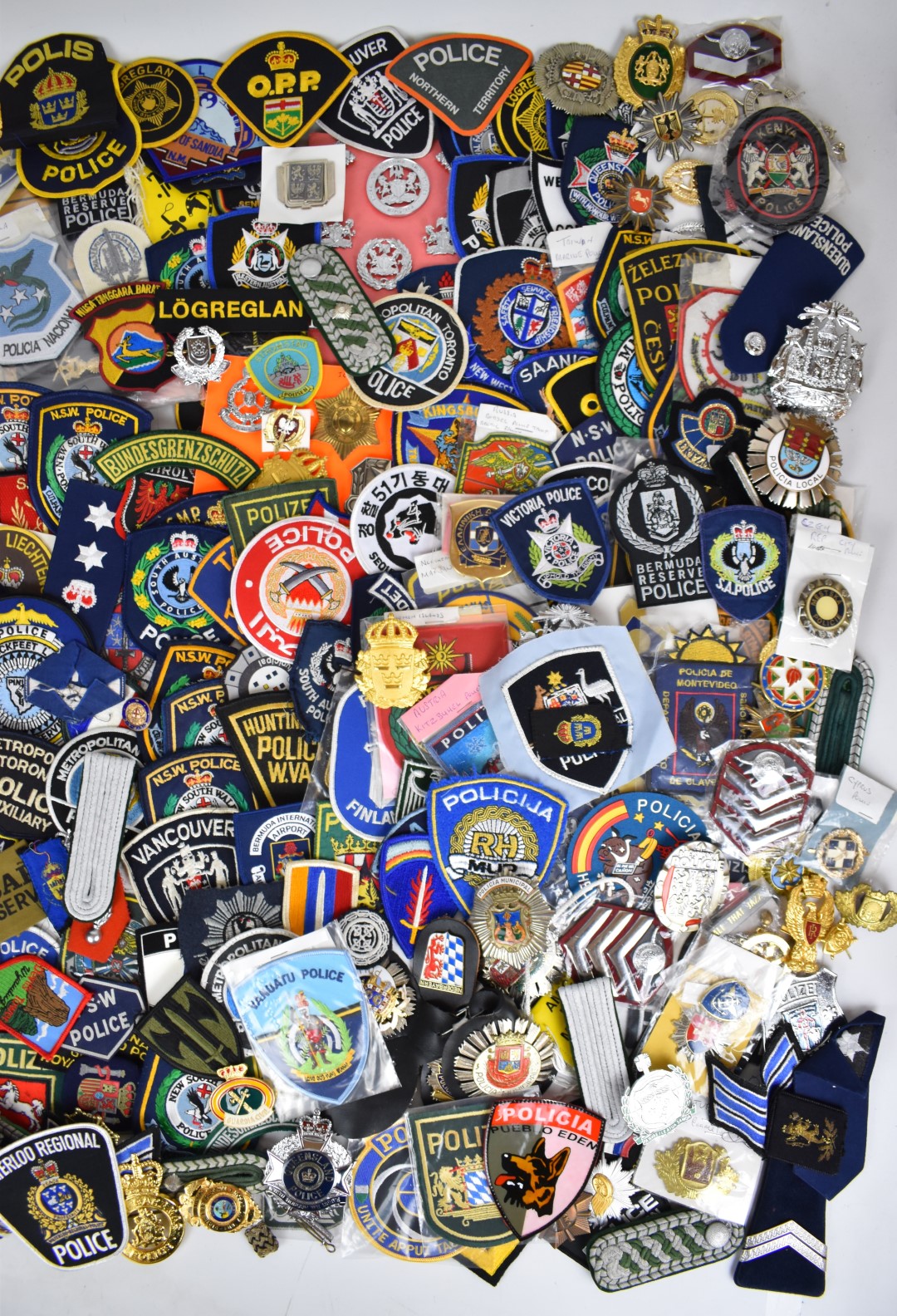 Large collection of overseas cloth and metal police badges and rank insignia including Spain, - Image 3 of 3