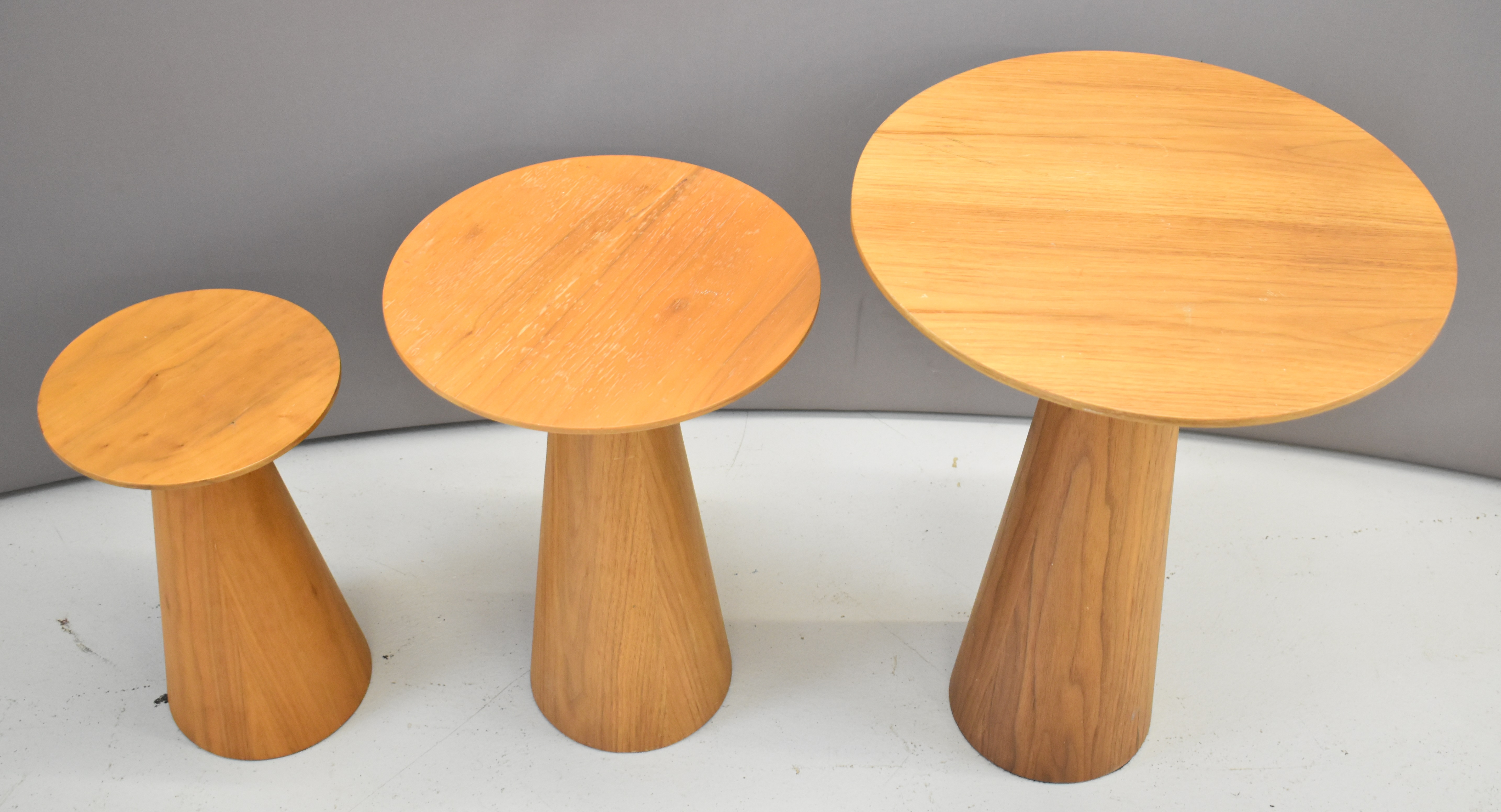 Set of three graduated mid century modern circular occasional tables with solid tapering supports, - Bild 2 aus 2