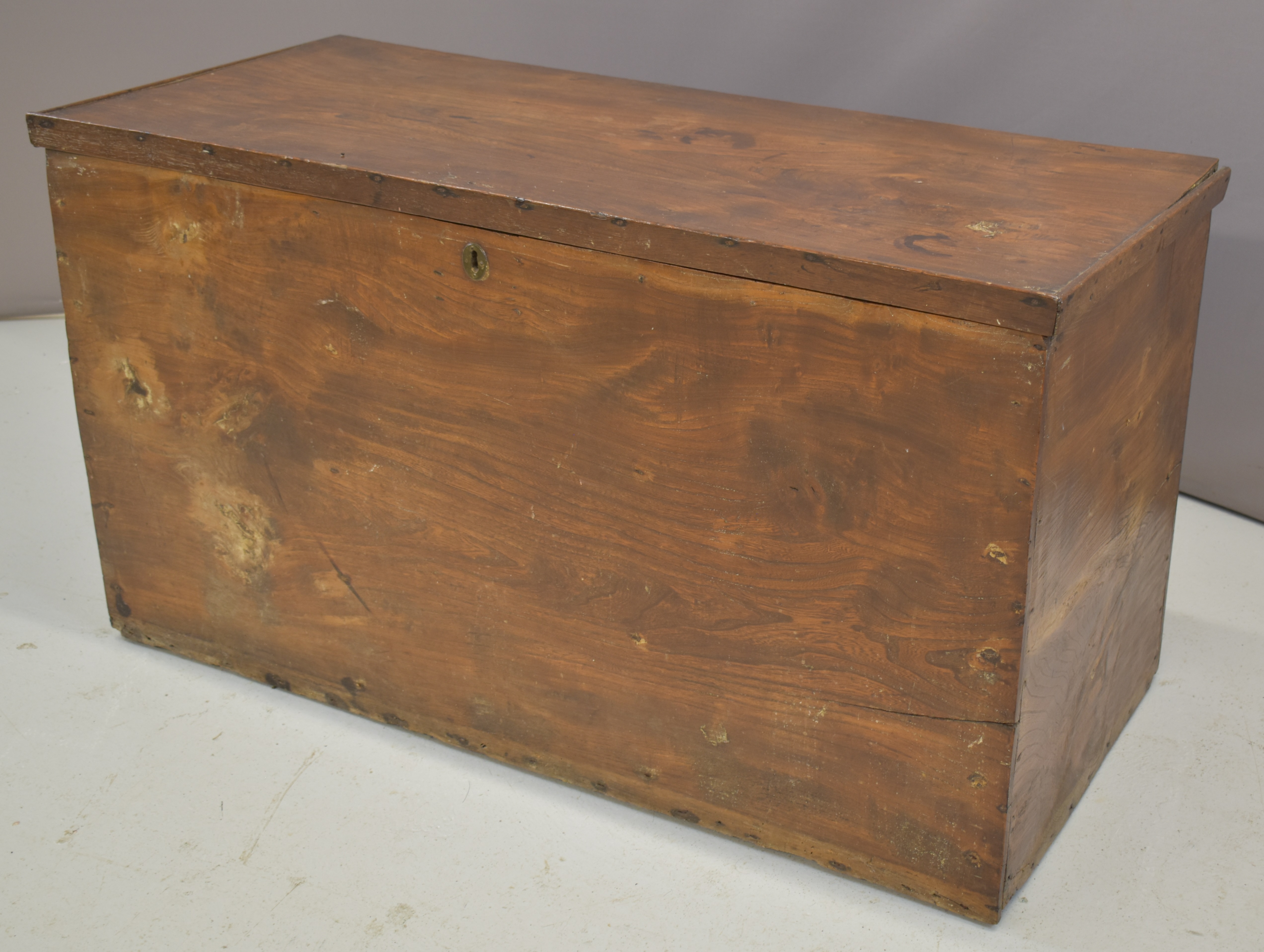 18th / 19thC elm trunk made with single planks, W121 x D55 x H67.5cm - Bild 3 aus 6