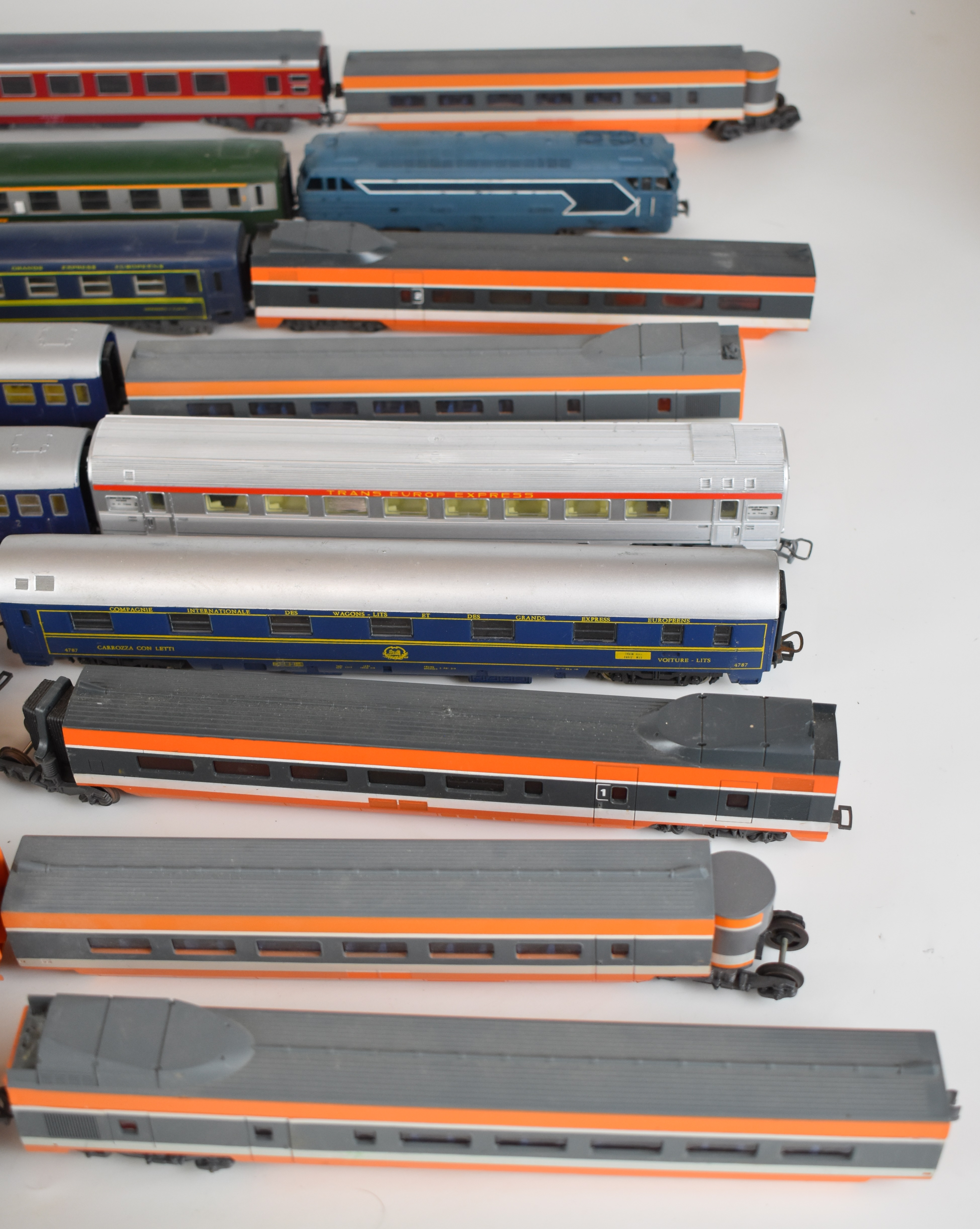 Two Lima H0 gauge model railway locomotives together with twenty-six European passenger carriages - Image 4 of 4