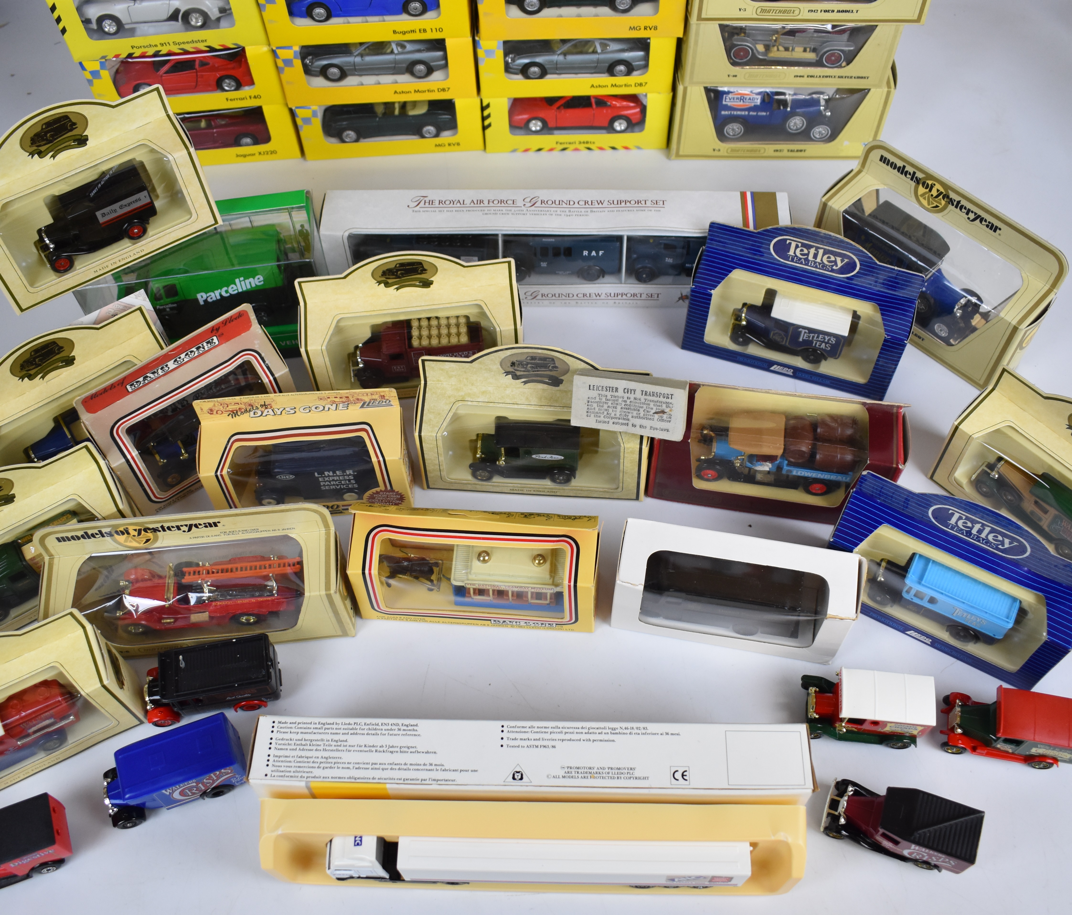 Over fifty diecast model cars to include Maisto, Models of Yesteryear and Days Gone, all in original - Bild 4 aus 4