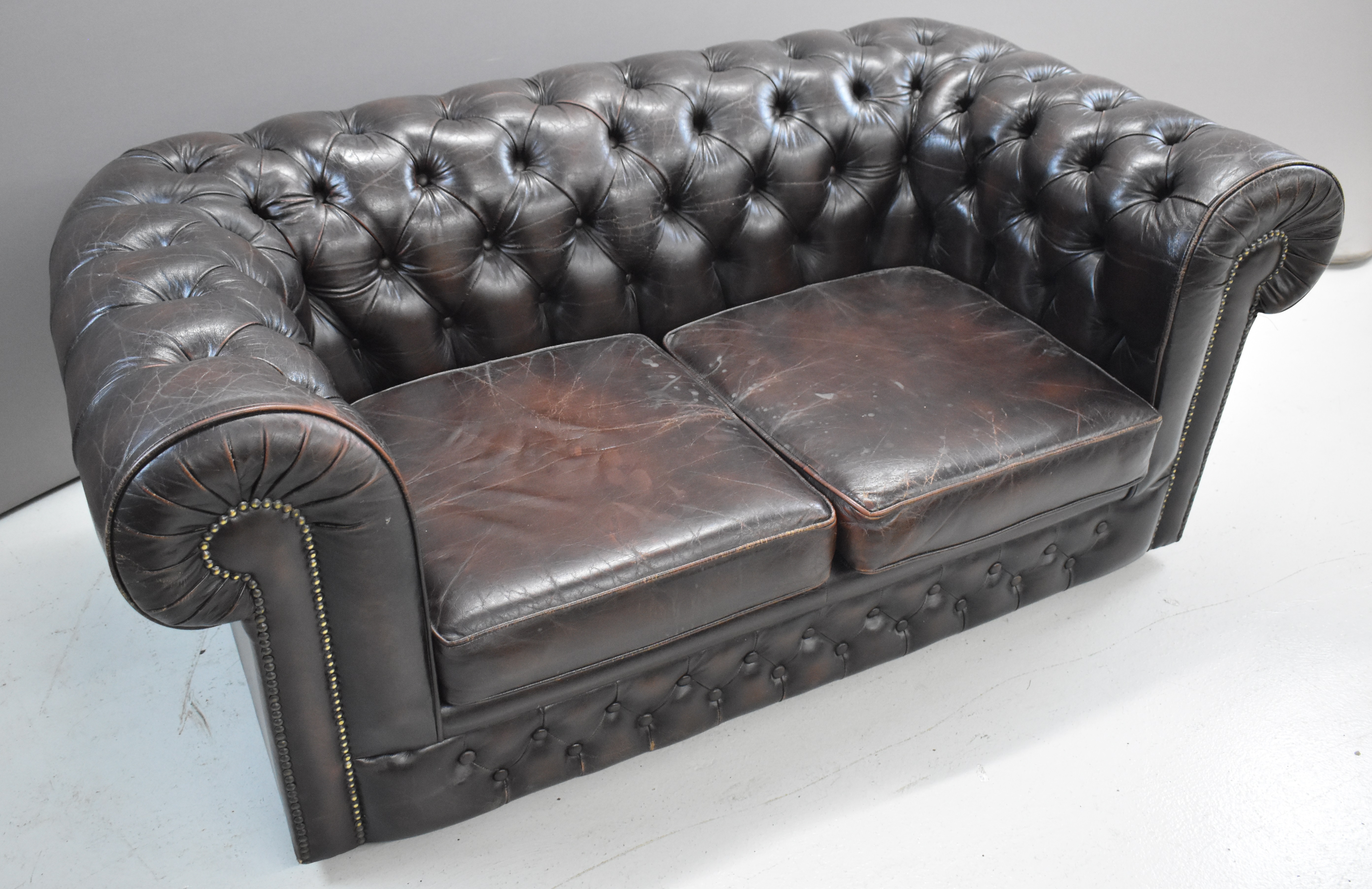 Brown leather Chesterfield two seater sofa, width 160 x height 70cm - Image 3 of 4