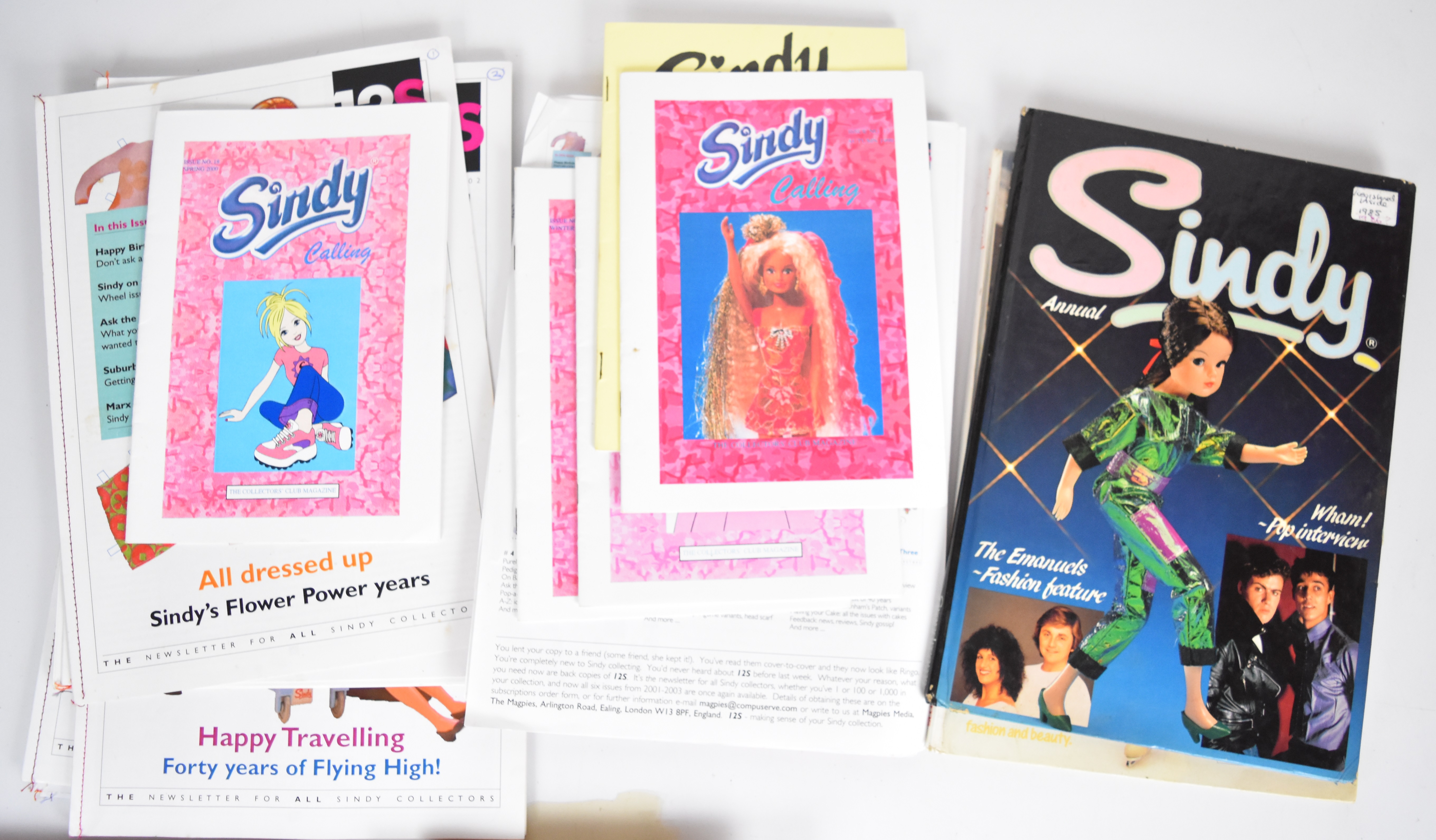 A collection of Sindy related items including fanzine issues, annuals and original Pedigree outfit - Image 5 of 5