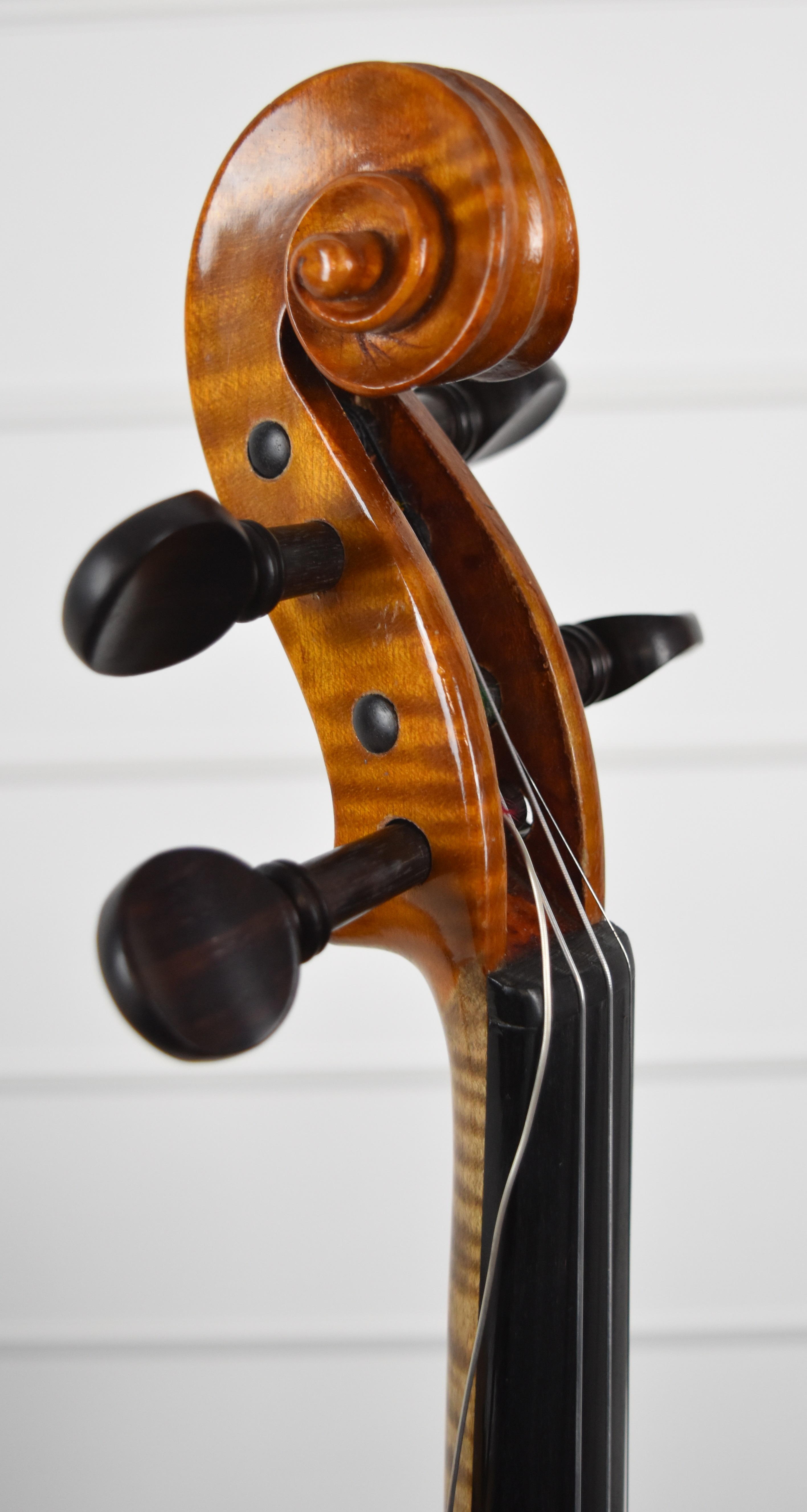 German 1920s two-piece back violin bearing the label Carl Meyer Voigtlandiches Fabrikat no 2006, - Image 3 of 9