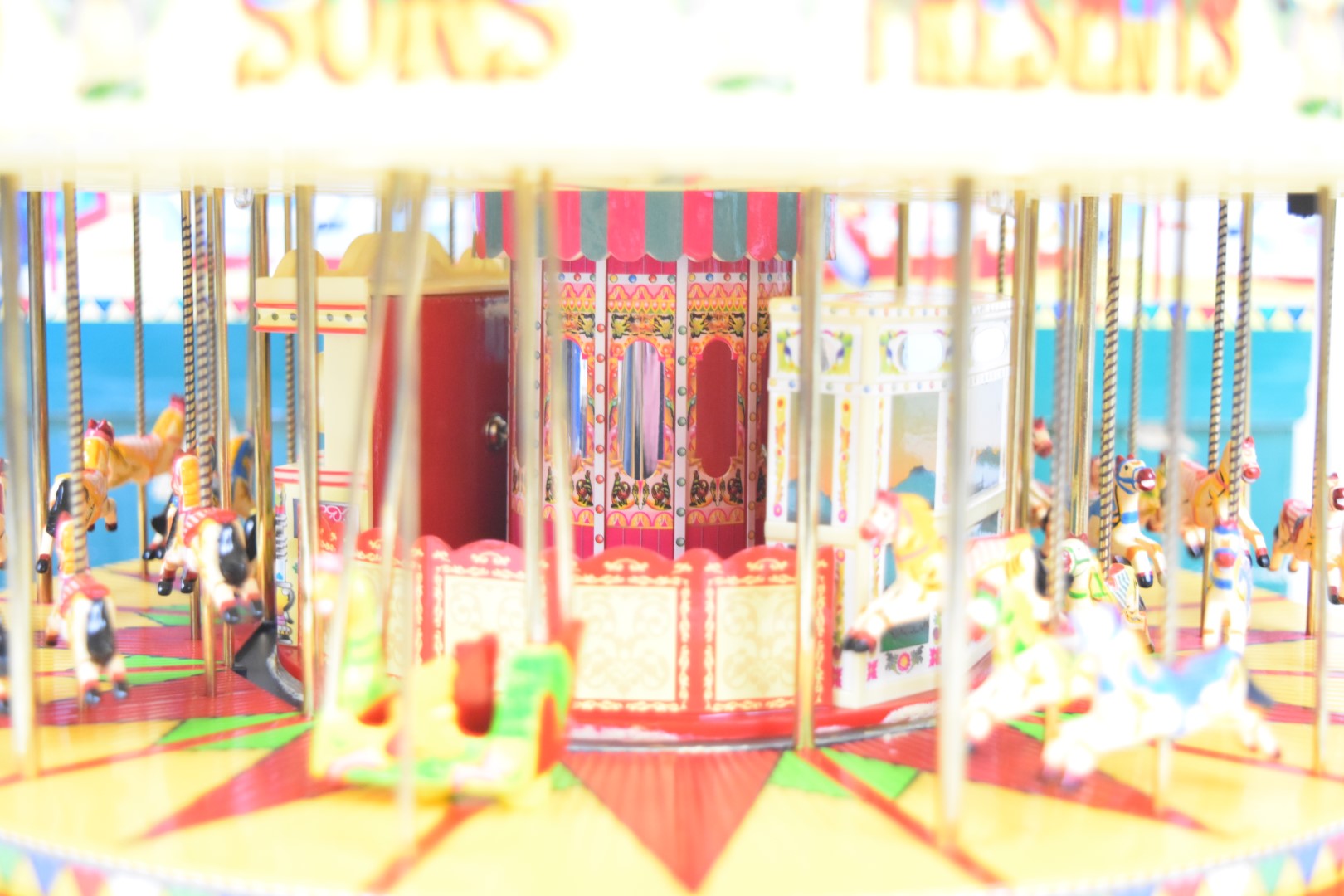 Corgi Fairground Attractions The South Down Gallopers 1:50 scale diecast model carousel, CC20401, in - Image 4 of 6