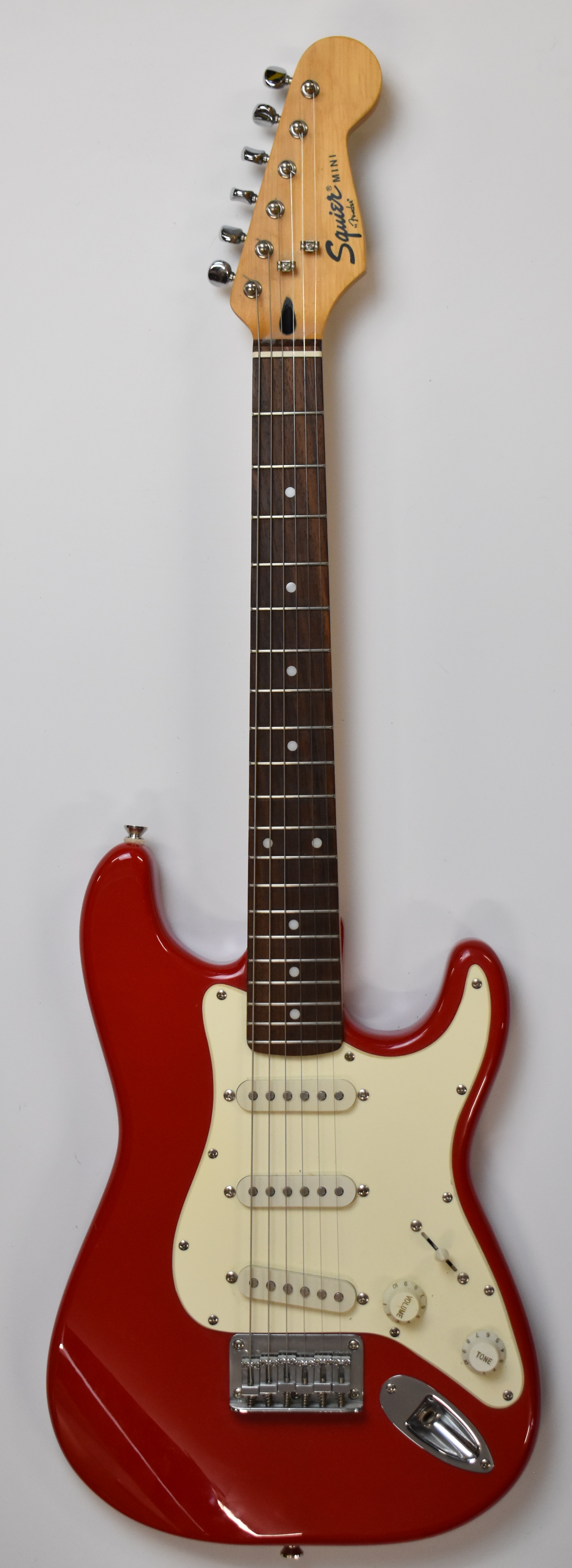 Squire Mini Stratocaster ¾ size electric guitar by Fender, with 20 frets and red finish, serial