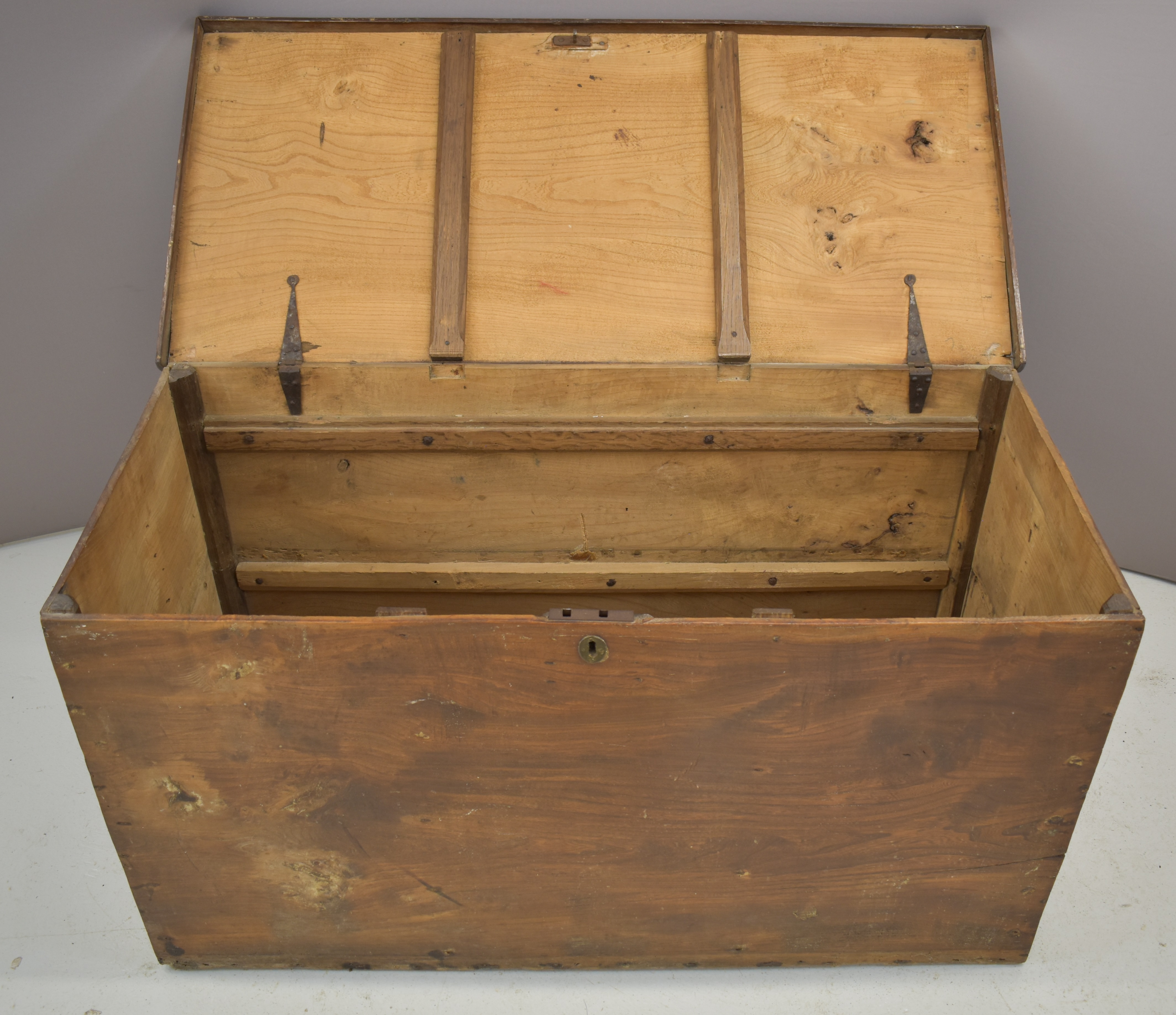 18th / 19thC elm trunk made with single planks, W121 x D55 x H67.5cm - Bild 5 aus 6