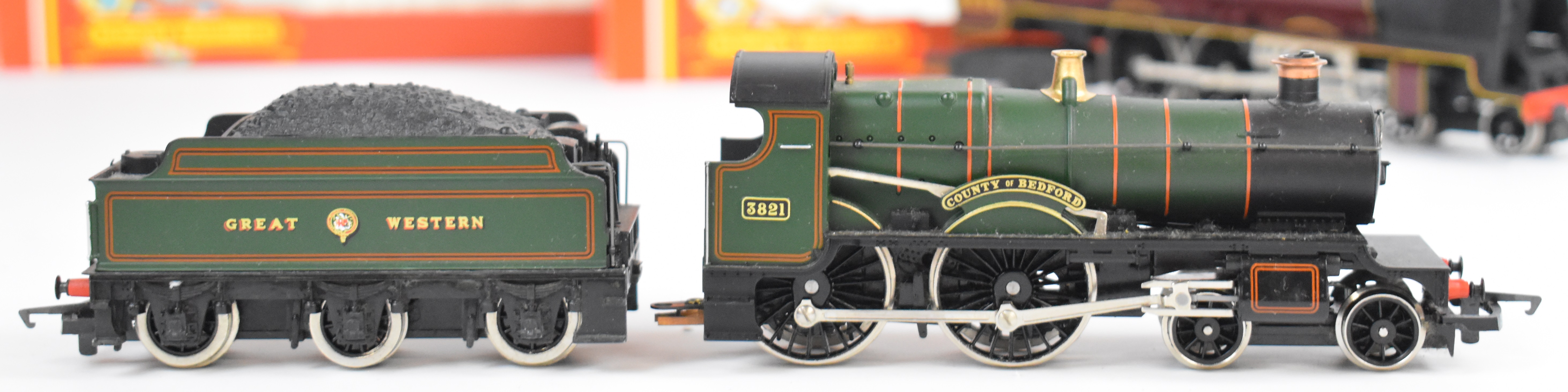 Four Hornby 00 gauge model railway locomotives to include GWR County Class 'County of Bedford' R.392 - Image 4 of 5