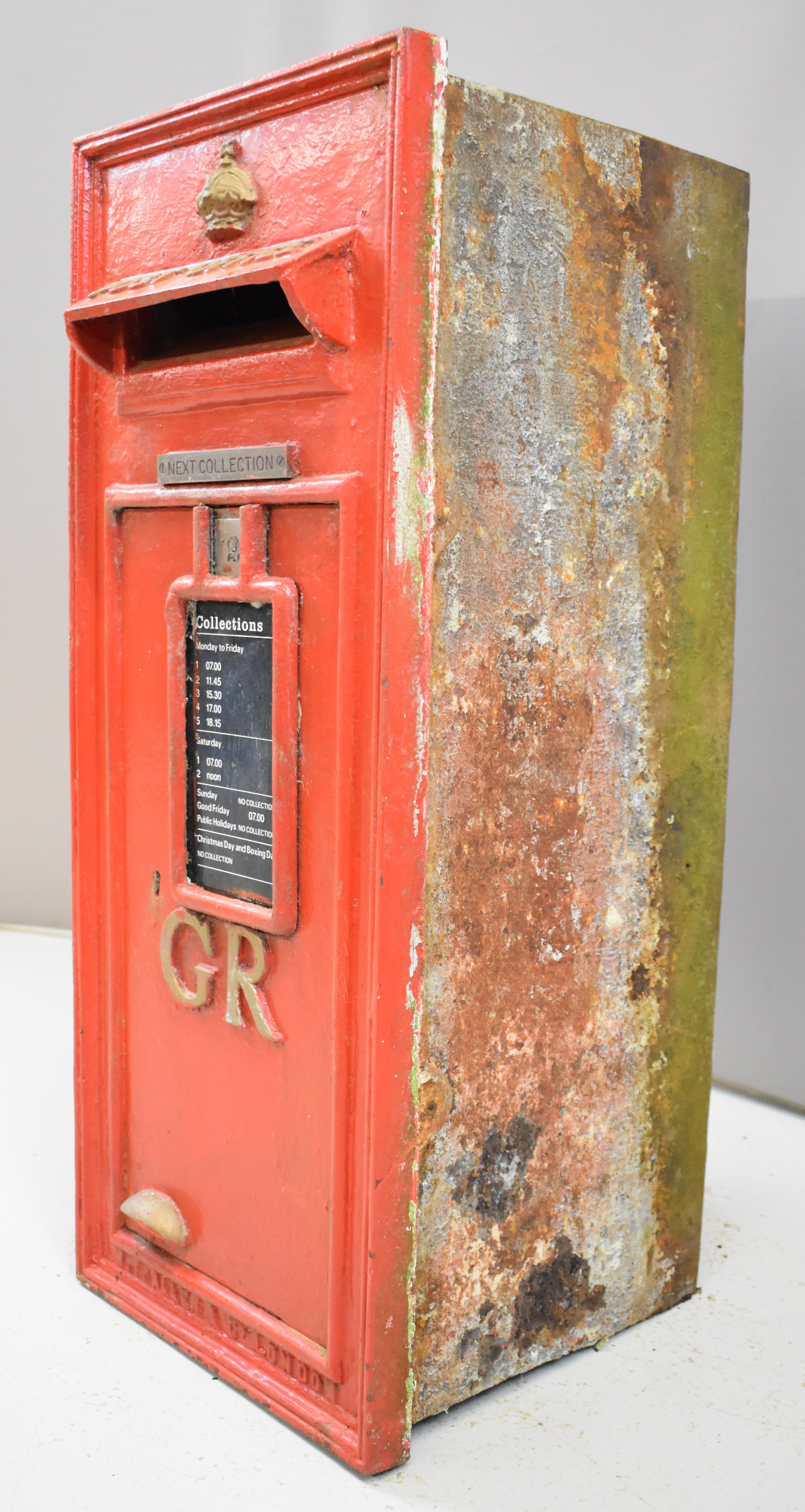 George V or VI cast iron Post Office wall mounted post box with crown to top, GR to false front door - Image 3 of 8